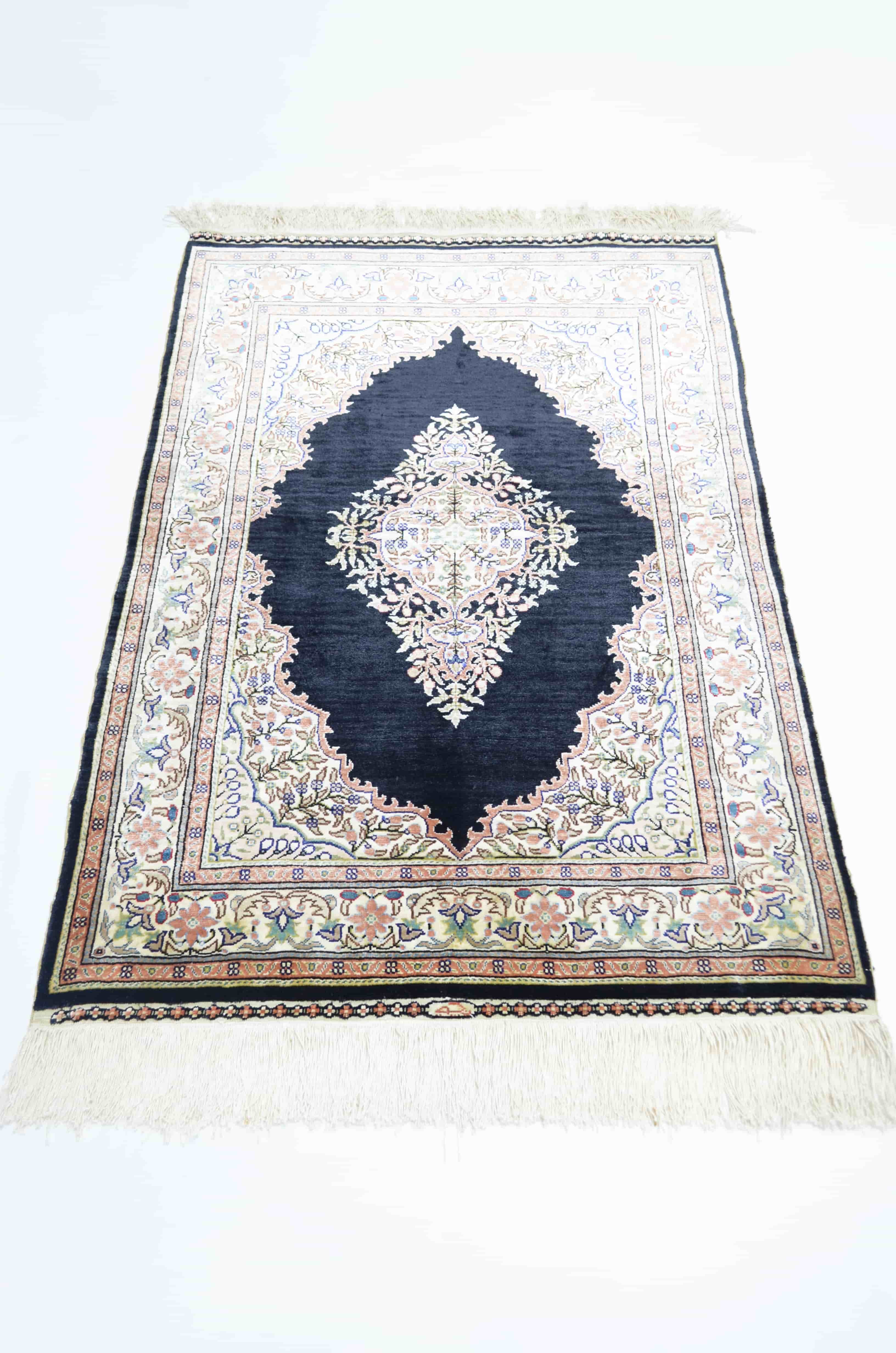 Saf İpekten El Dokuma Siyah Renk Madalyonlu Model Kayseri Halısı 76x111 cm (0.84 m²)