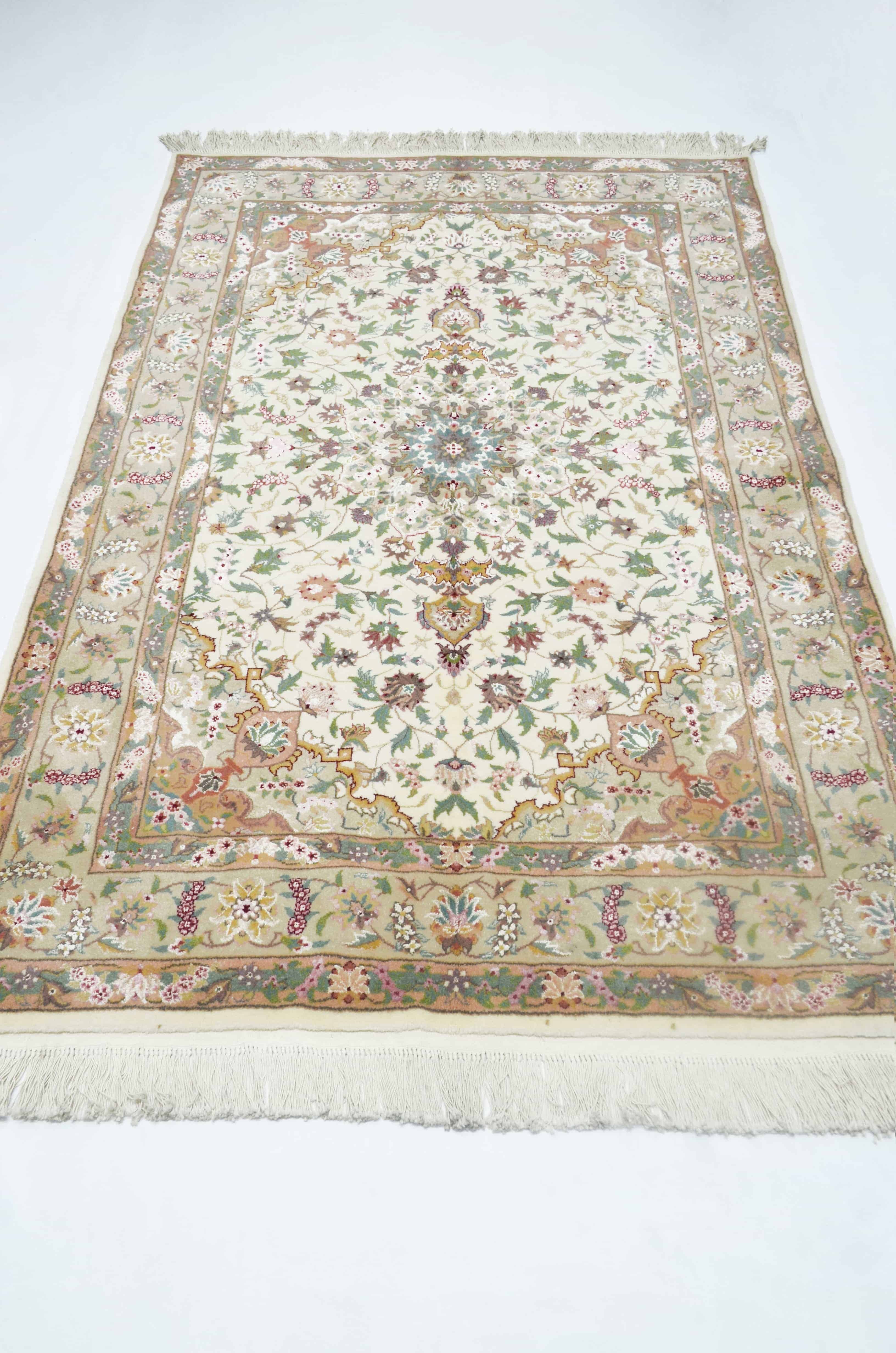 İran İsfahan El Dokuma Krem ve Bej Renk Yün ve İpek Halı 123x185 cm (2.28 m²)