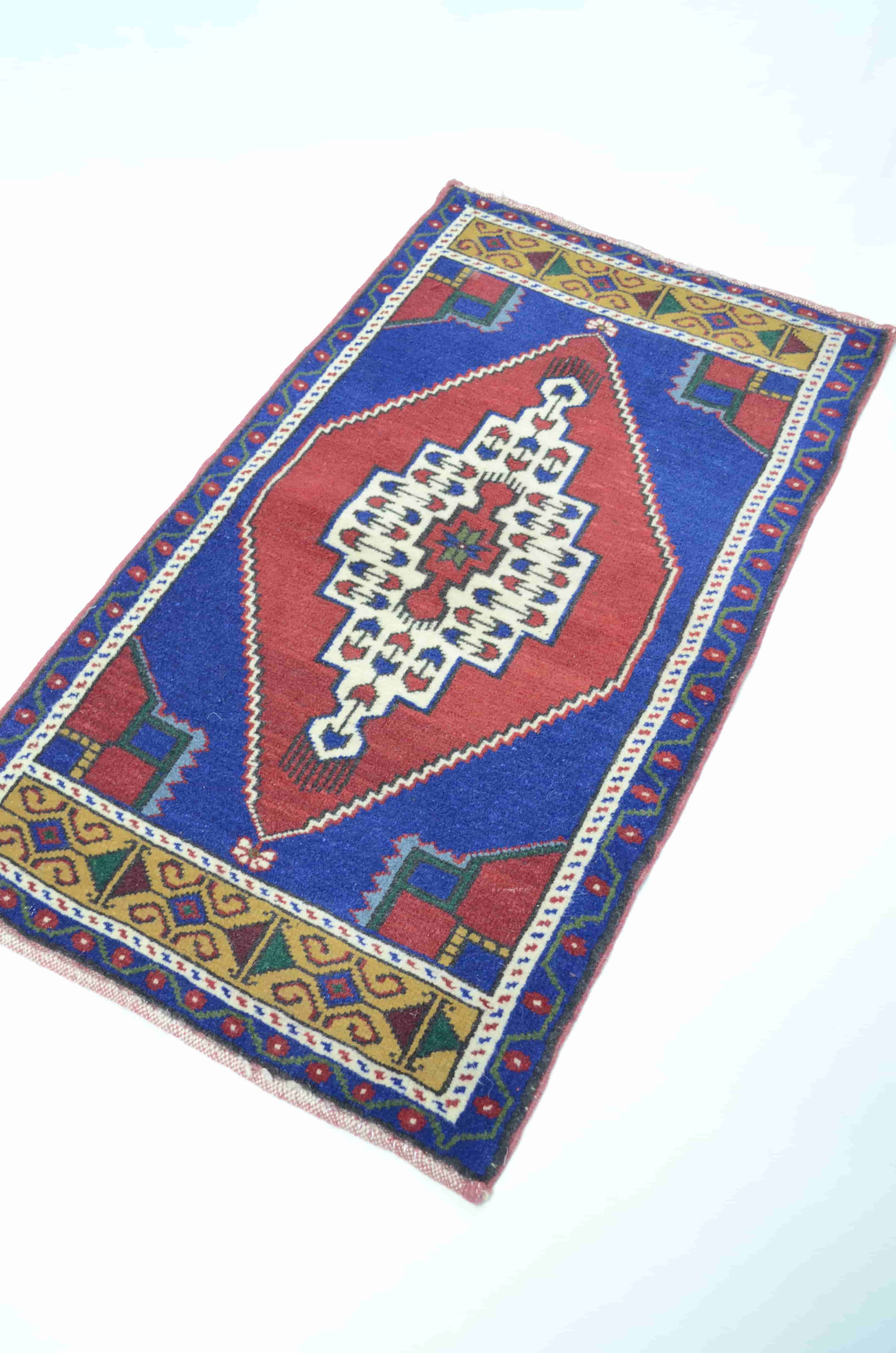 Taşpınar El Dokuma Bordo ve Lacivert Renk Yün Halı 59x98 cm (0,58 m²)
