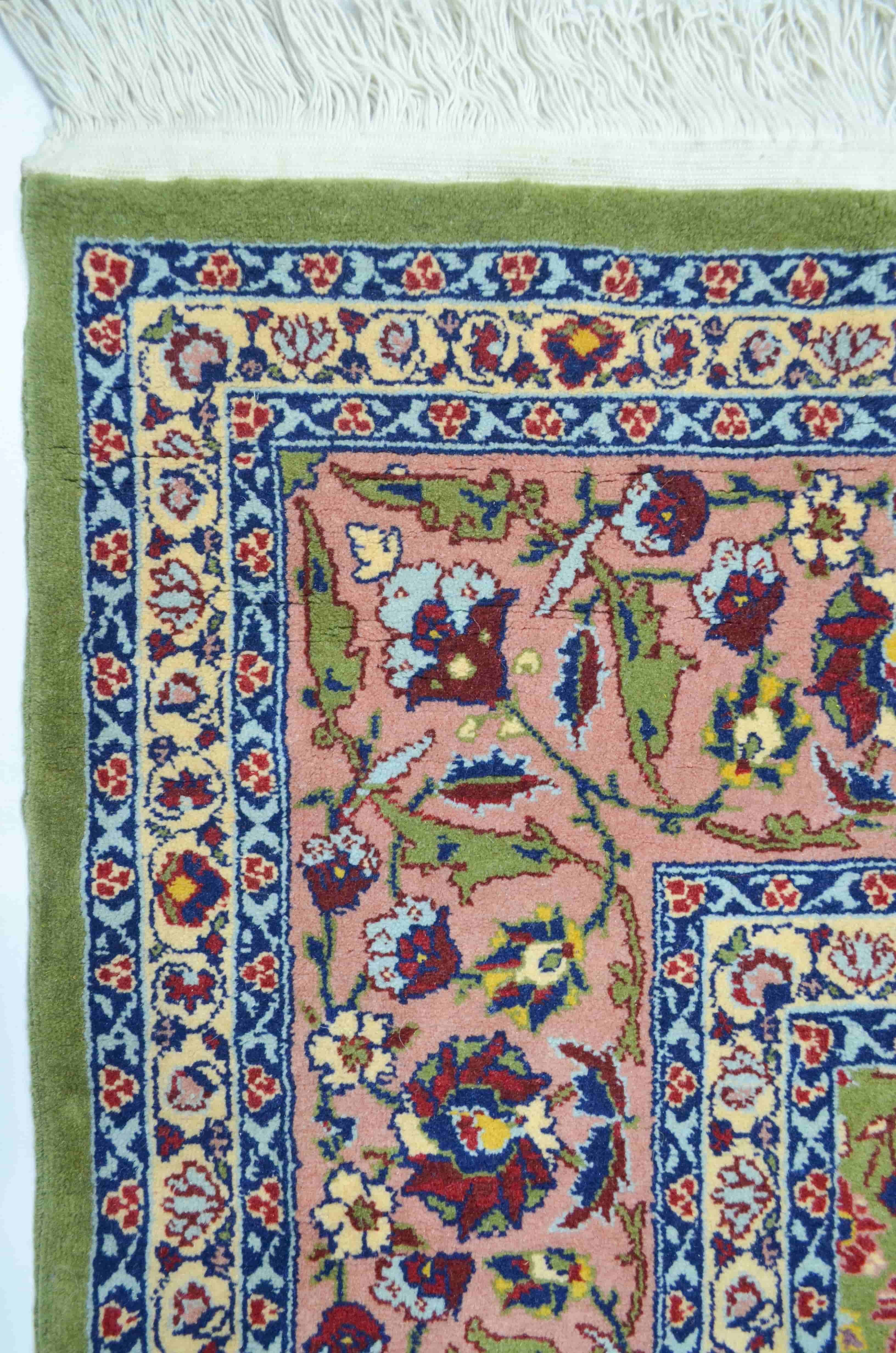 Yedi Dağın Çiçeği Desenli Pembe ve Yeşil Renk El Dokuma Hereke Halısı 138x204 cm (2.82 m²)
