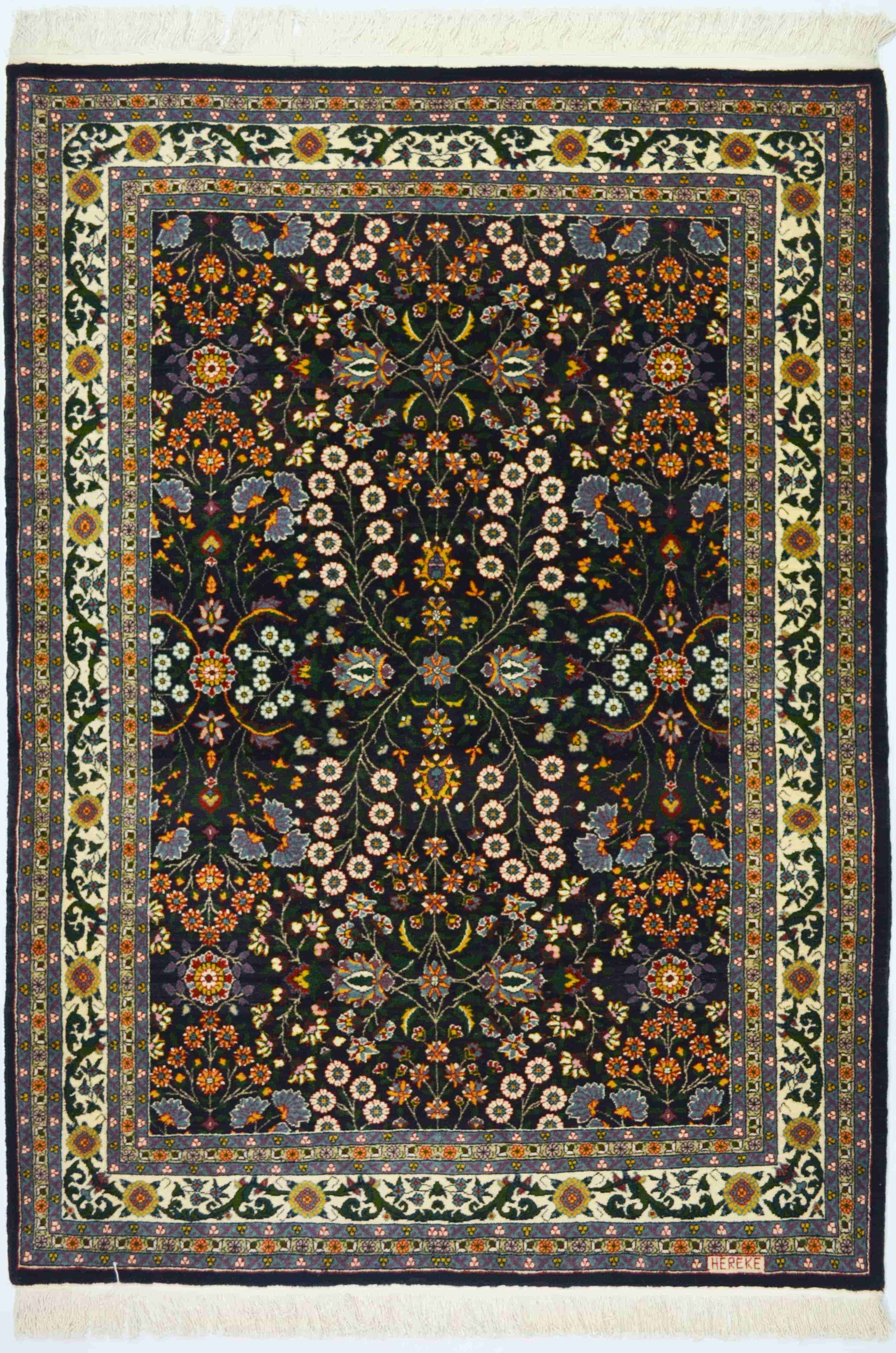 Yedi Dağın Çiçeği Desenli Siyah Renk Yünden El Dokuma Hereke Halısı 123x168 cm (2.07 m²)
