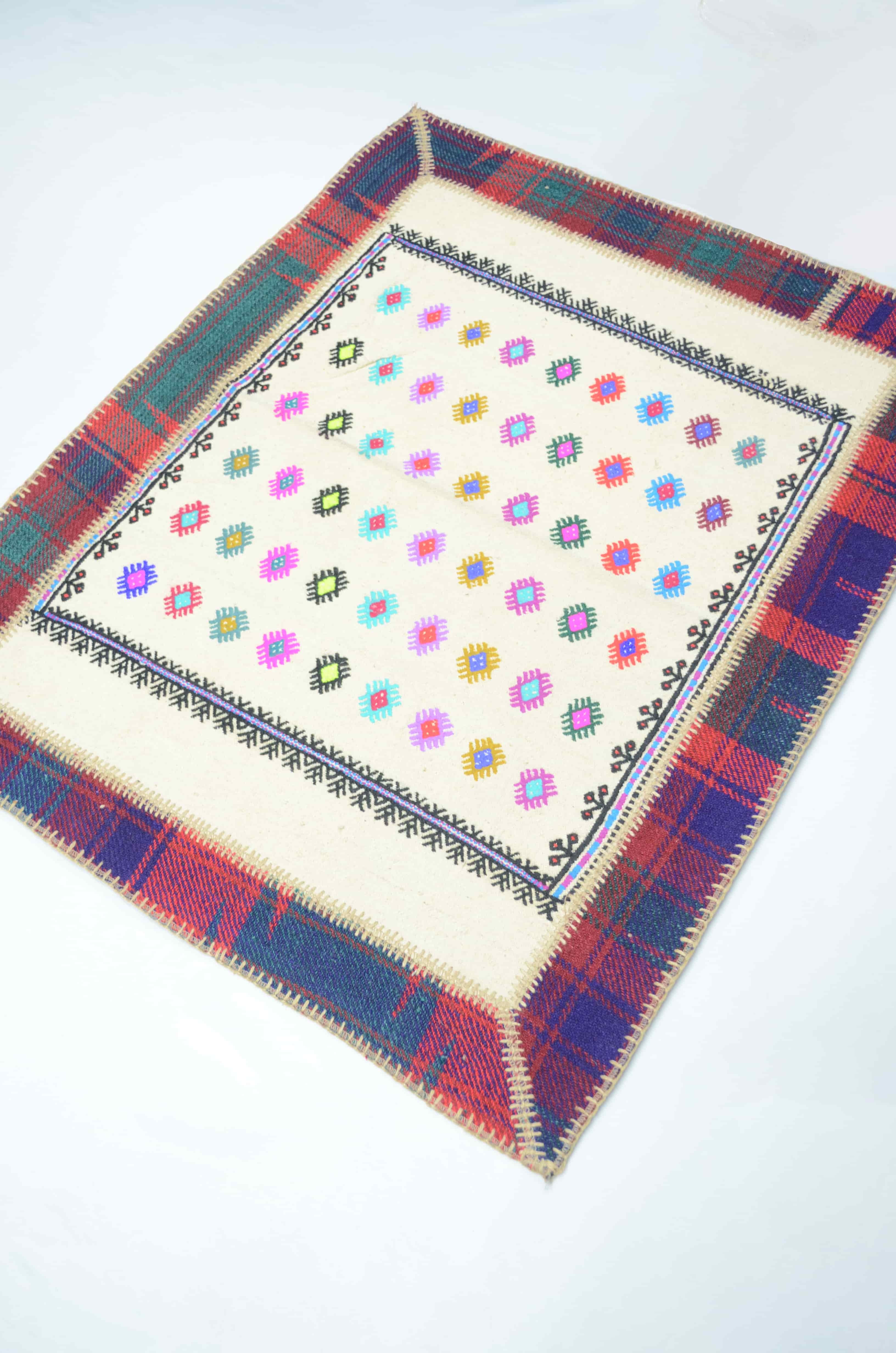 Patchwork El Dokuma Ekose Desenli ve Beyaz Renk Yün Kilim 85x105 cm (0.89 m²)