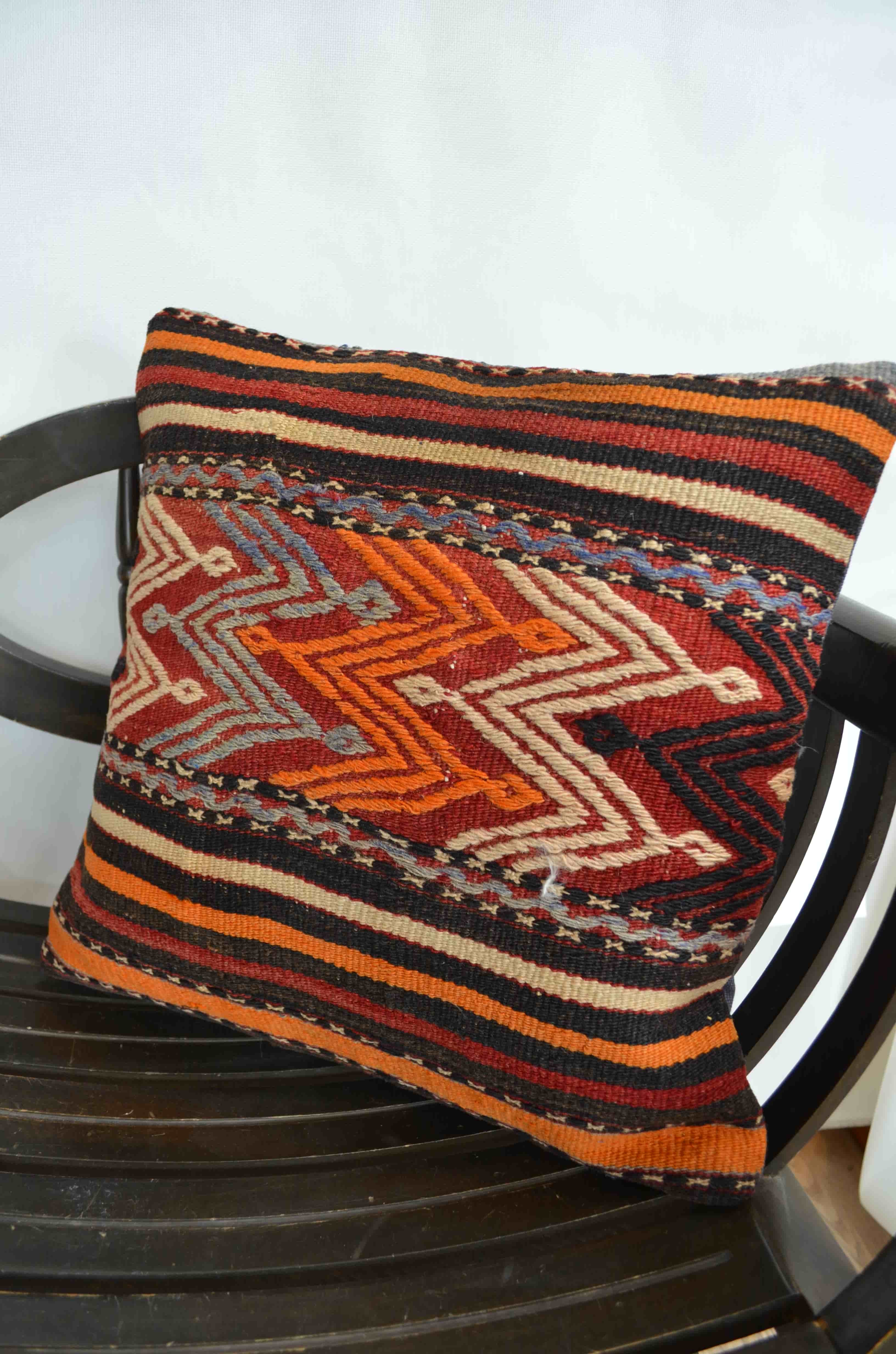 El Dokuma Yün Kilimden Üretilmiş Kırlent Yastık Kılıfı (39x39 cm)