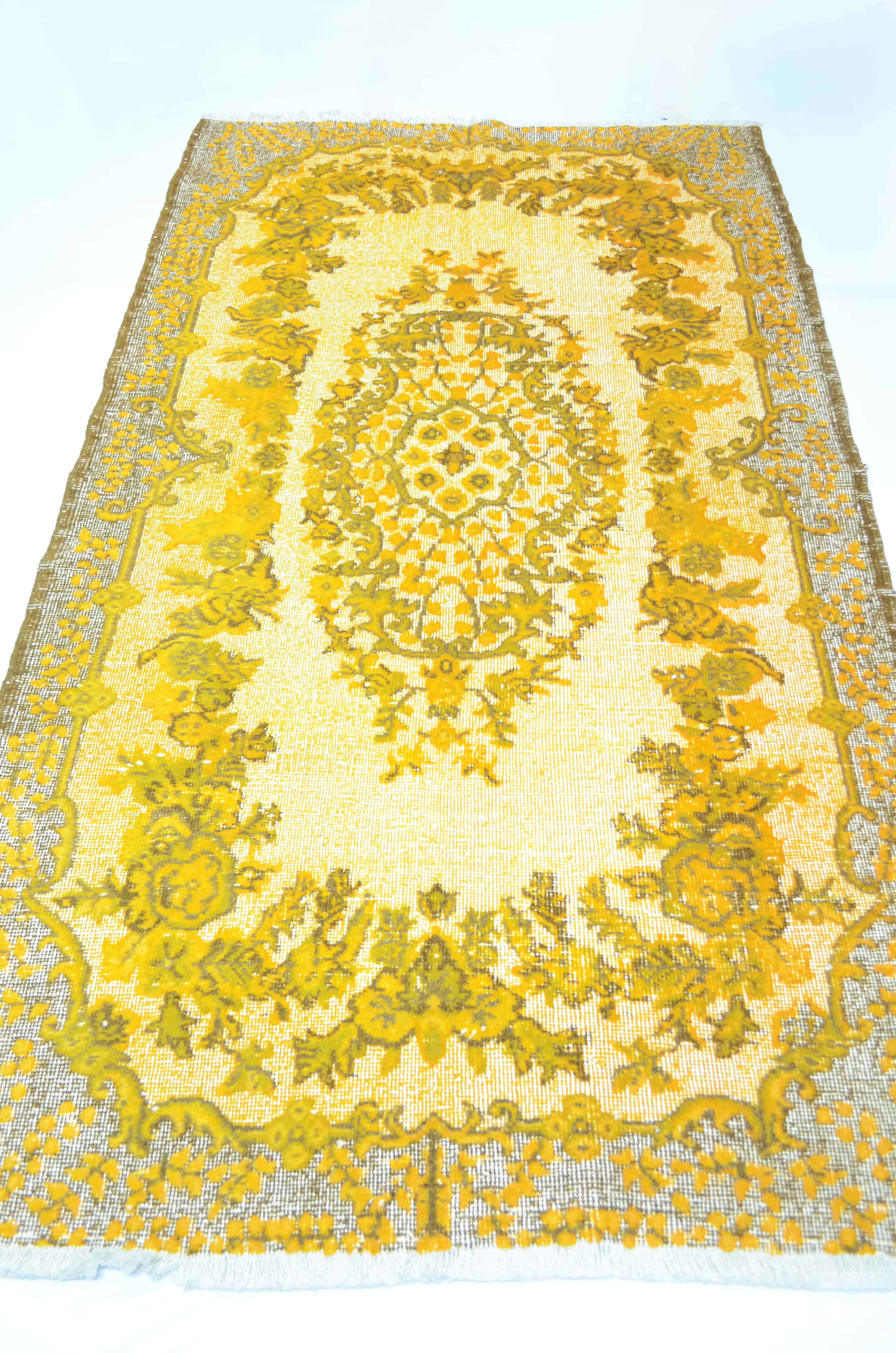 Yünden El Dokuma Sarı Renk Kabartmalı Vintage Isparta Halısı 116x203 cm (2,35 m²)