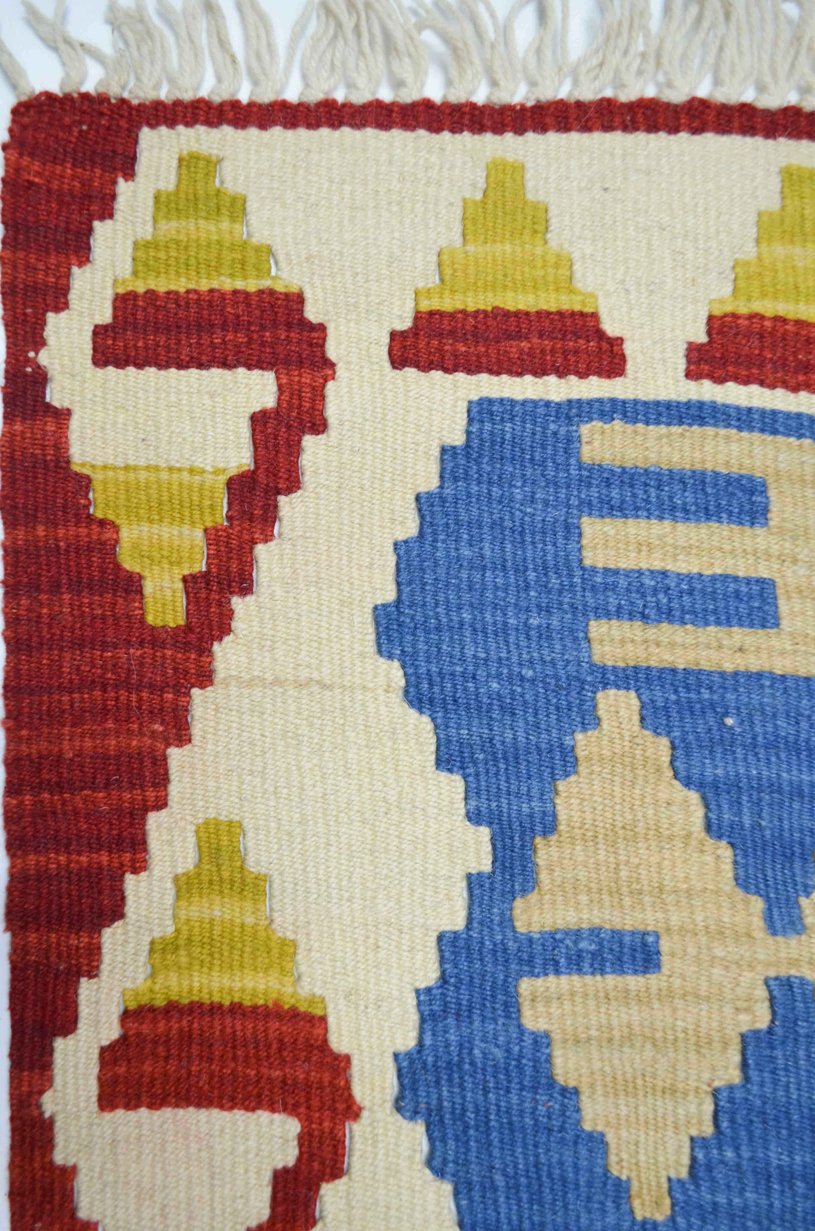 El Dokuma Kırmızı ve Mavi Renk Uşak Kilim 66x84 cm (0,55 m²)