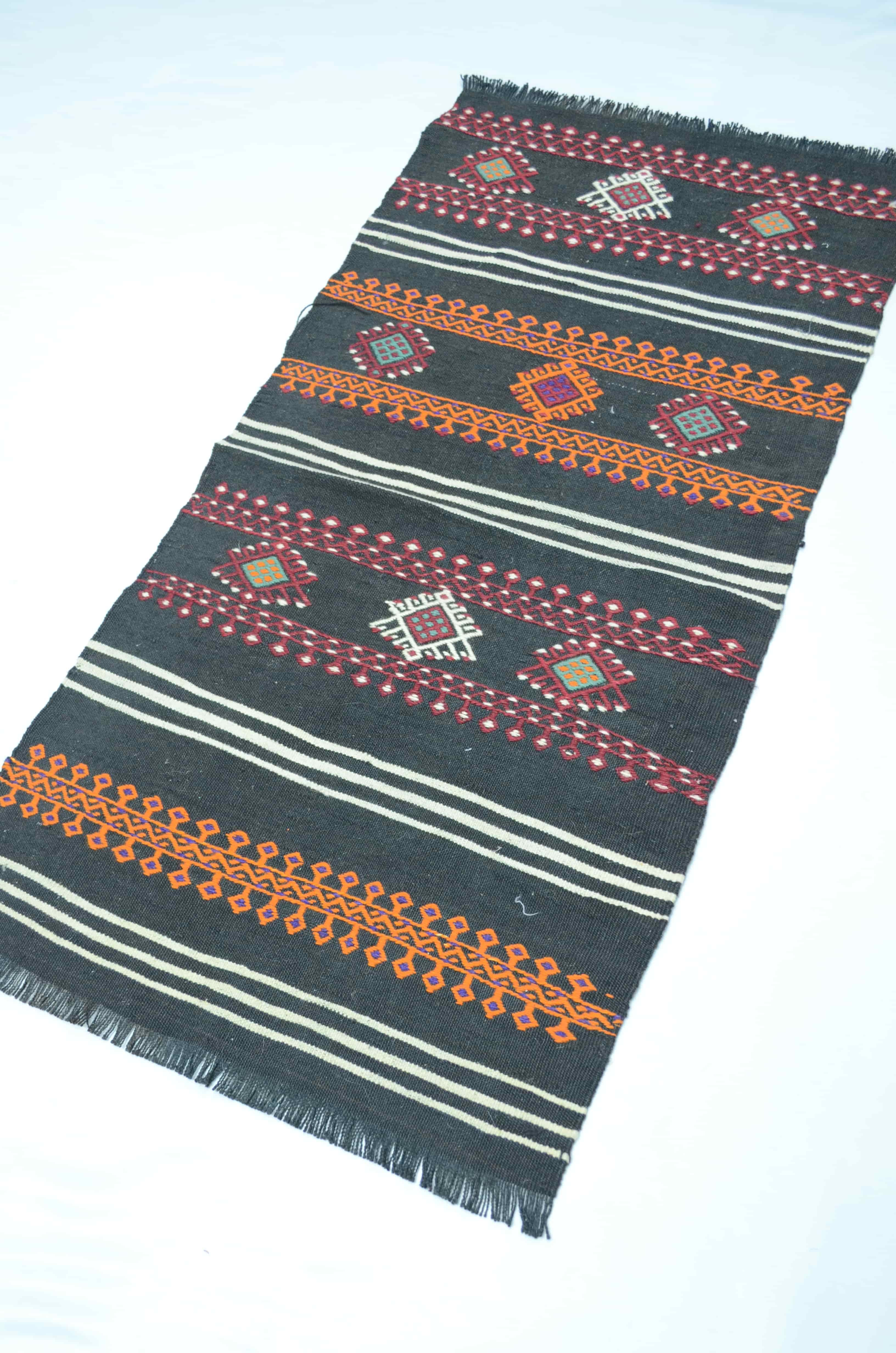 Yünden El Dokuma Siyah Renk Antika Kilim 58x112 cm (0,65 m²)