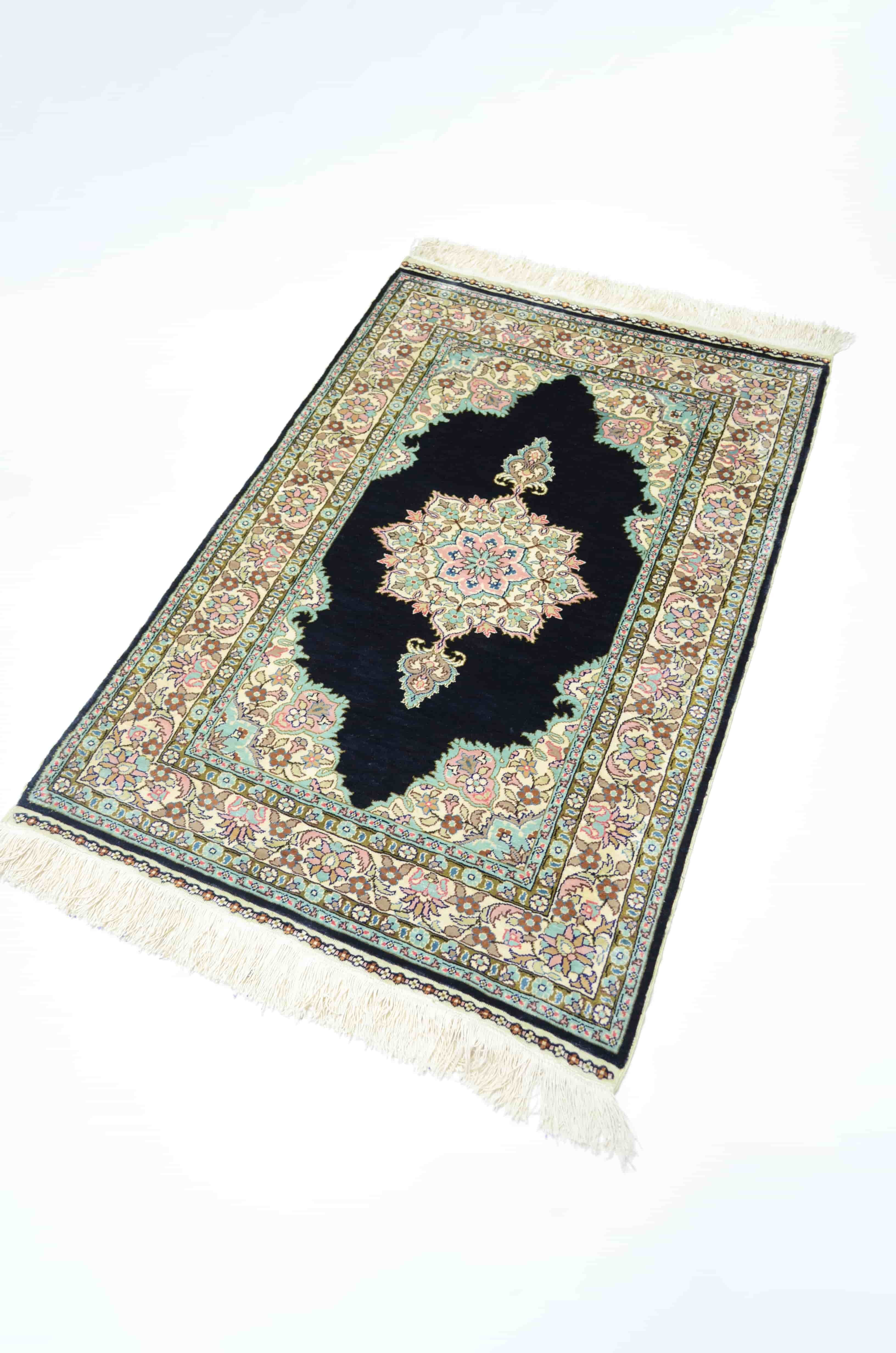 Saf İpekten El Dokuma Siyah Renk Madalyonlu Model Kayseri Halısı 68x104 cm (0.71 m²)