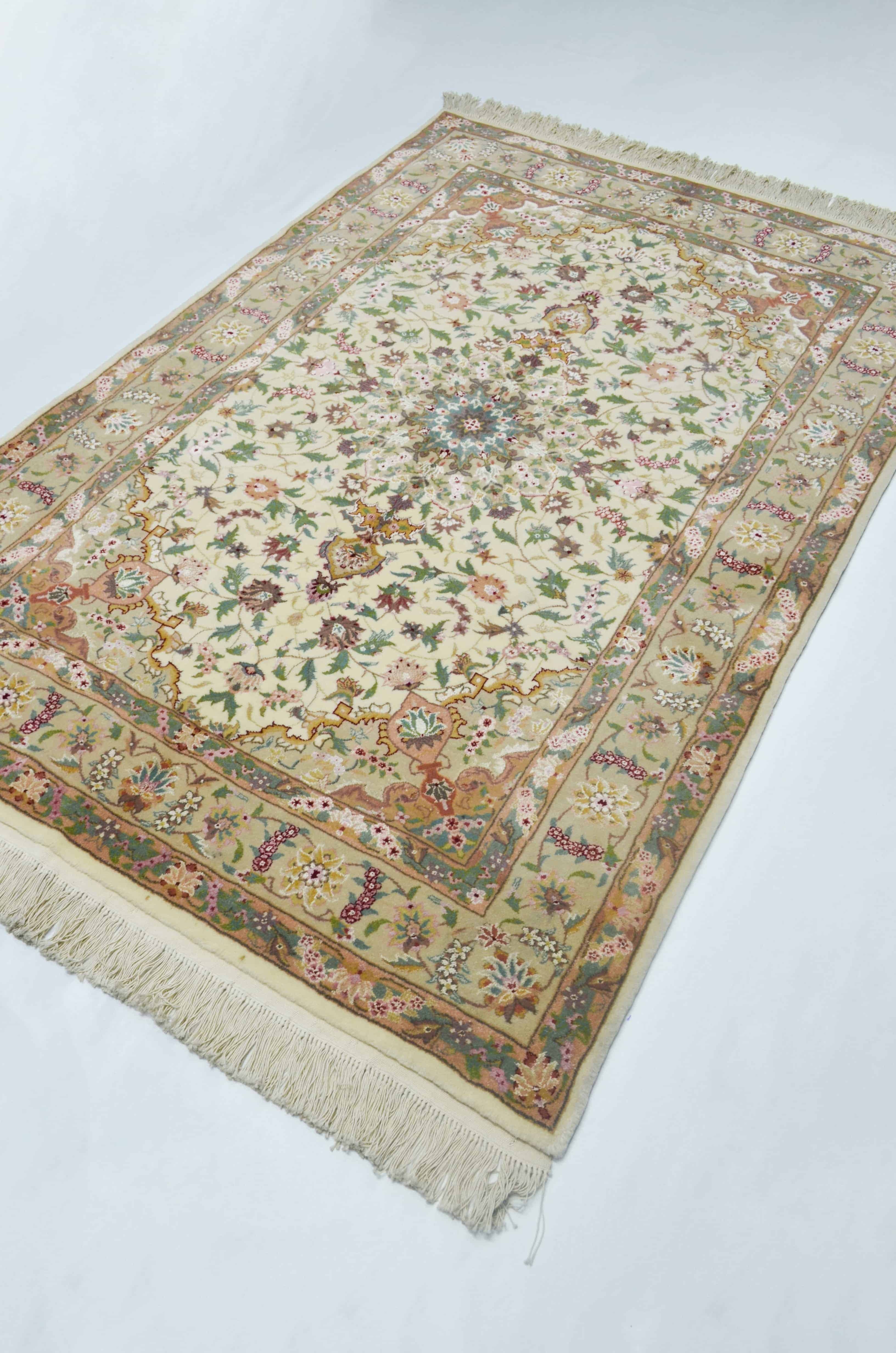 İran İsfahan El Dokuma Krem ve Bej Renk Yün ve İpek Halı 123x185 cm (2.28 m²)