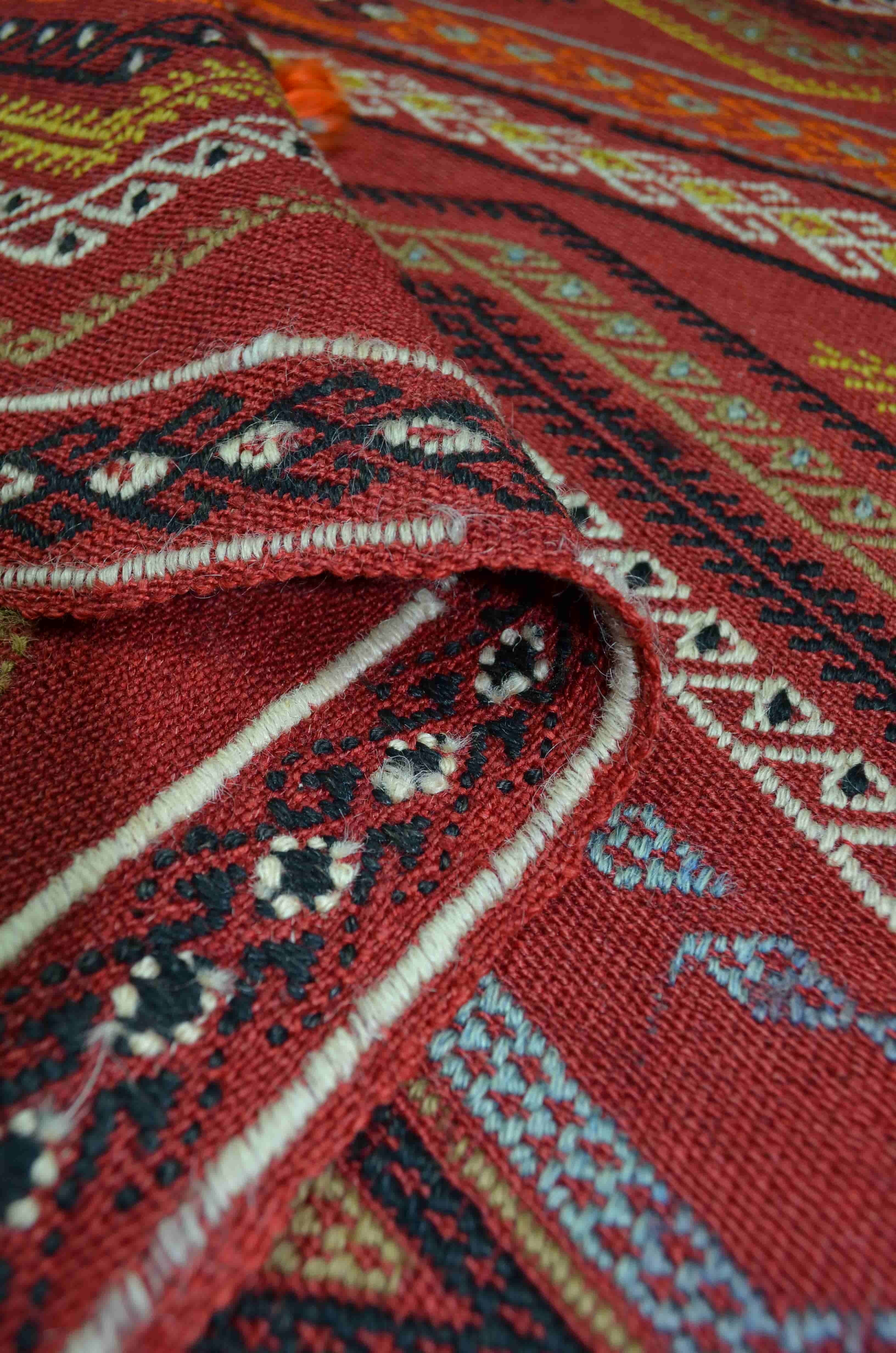 El Dokuma Boncuklu Kırmızı Renk Sivas Cicim Kilim 113x143 cm (1.62 m²)
