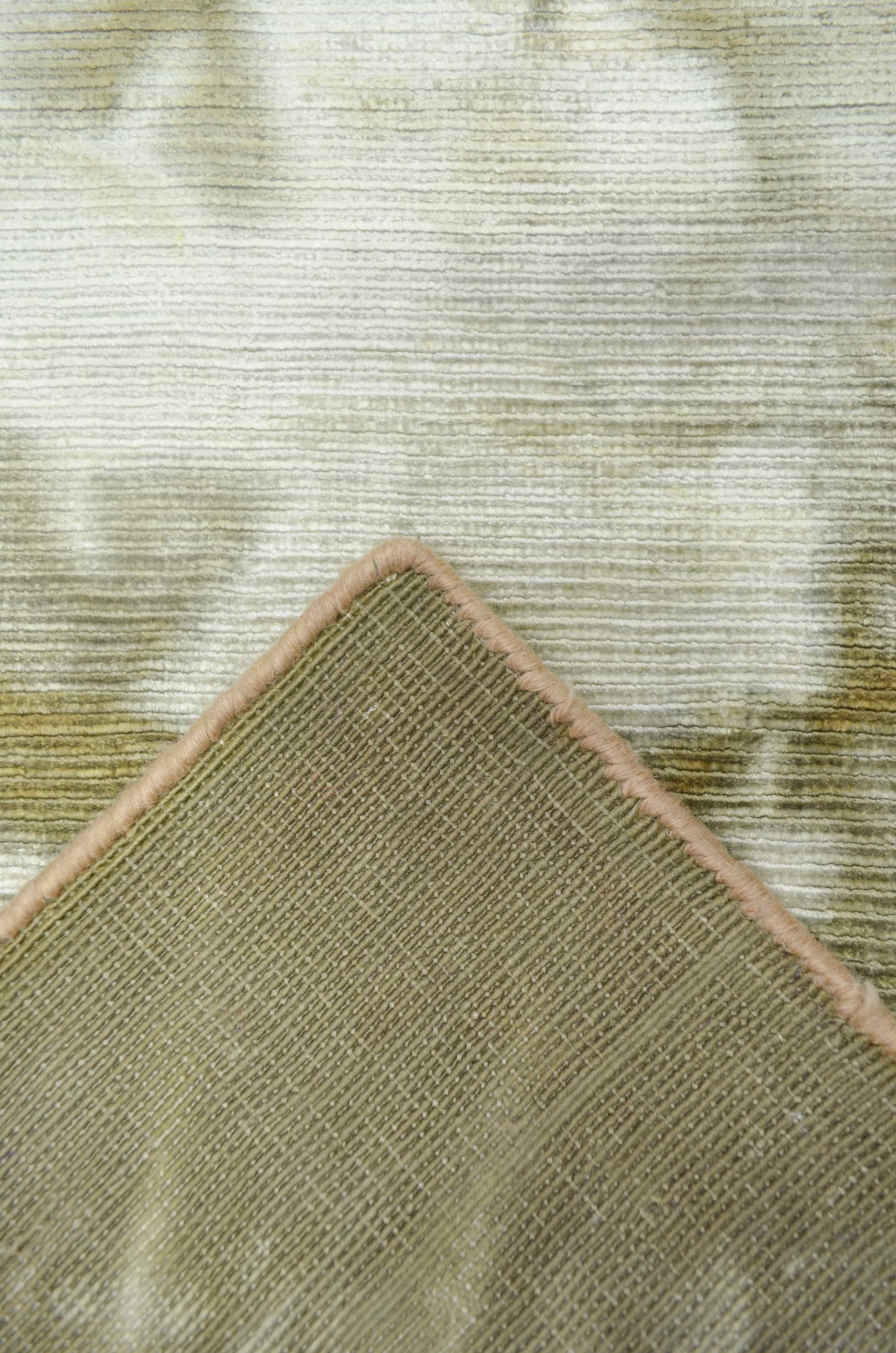 Nüans Haki Renk Ebruli Desenli Parlak Tuşeli El Dokuma Halı 80x150 cm (1.2 m²)