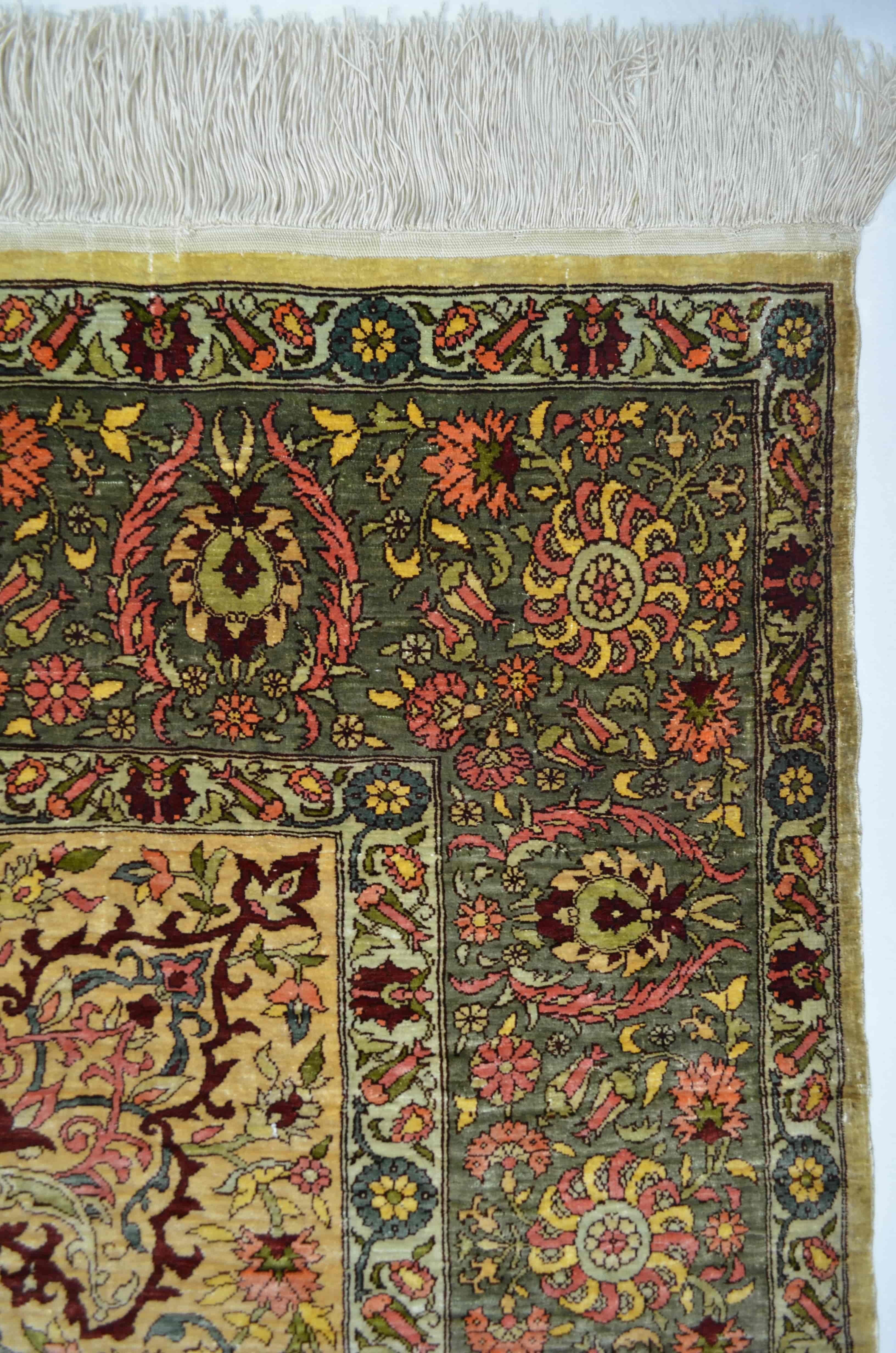 Saf İpekten El Dokuma Madalyon Motifli Hereke Halısı 106x164 cm (1.74 m²)