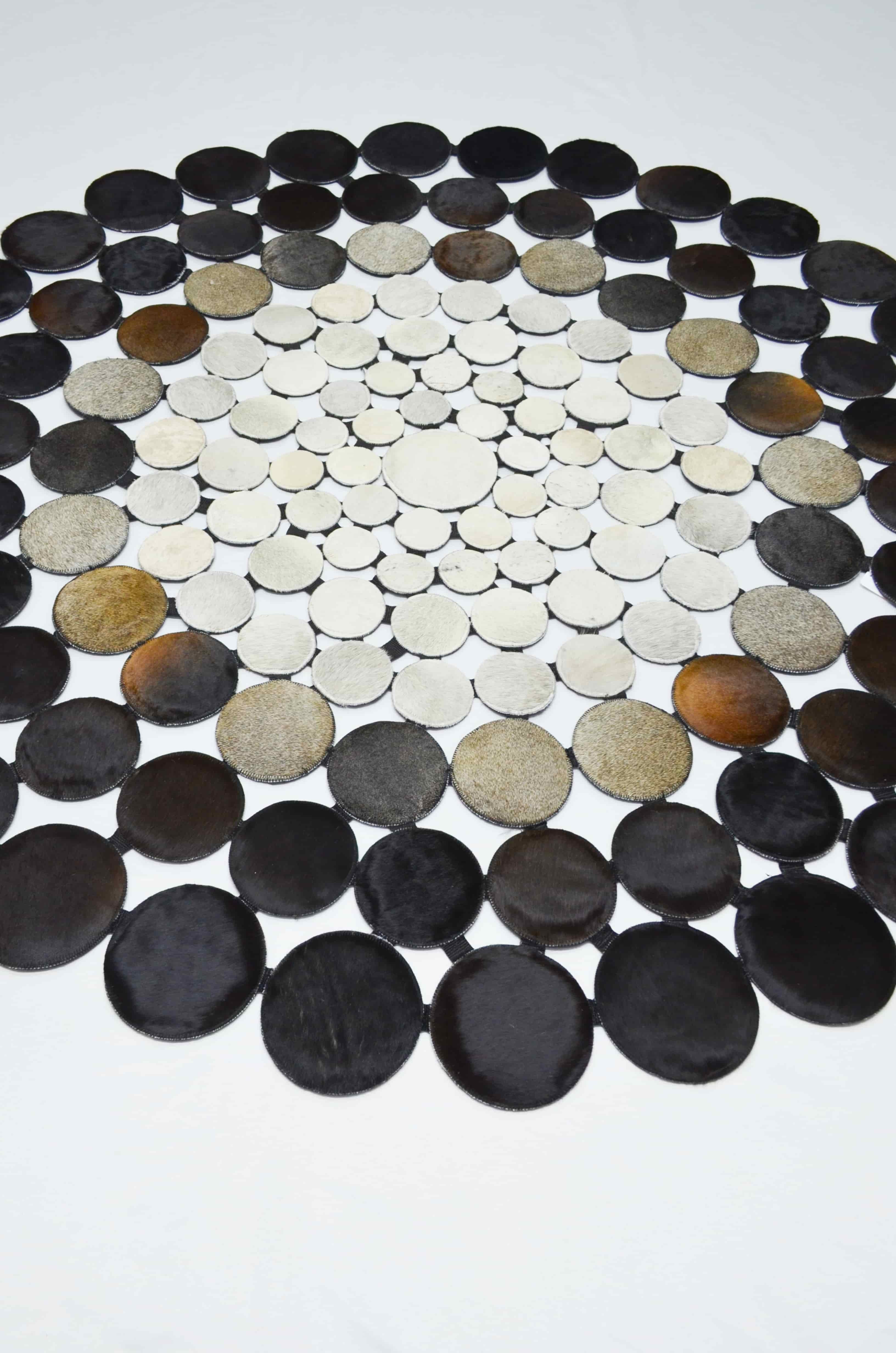 Siyah ve Beyaz Renk Ombre Geçişli Yuvarlak Deri Patchwork Halı 160x160 cm (2,56 m²)