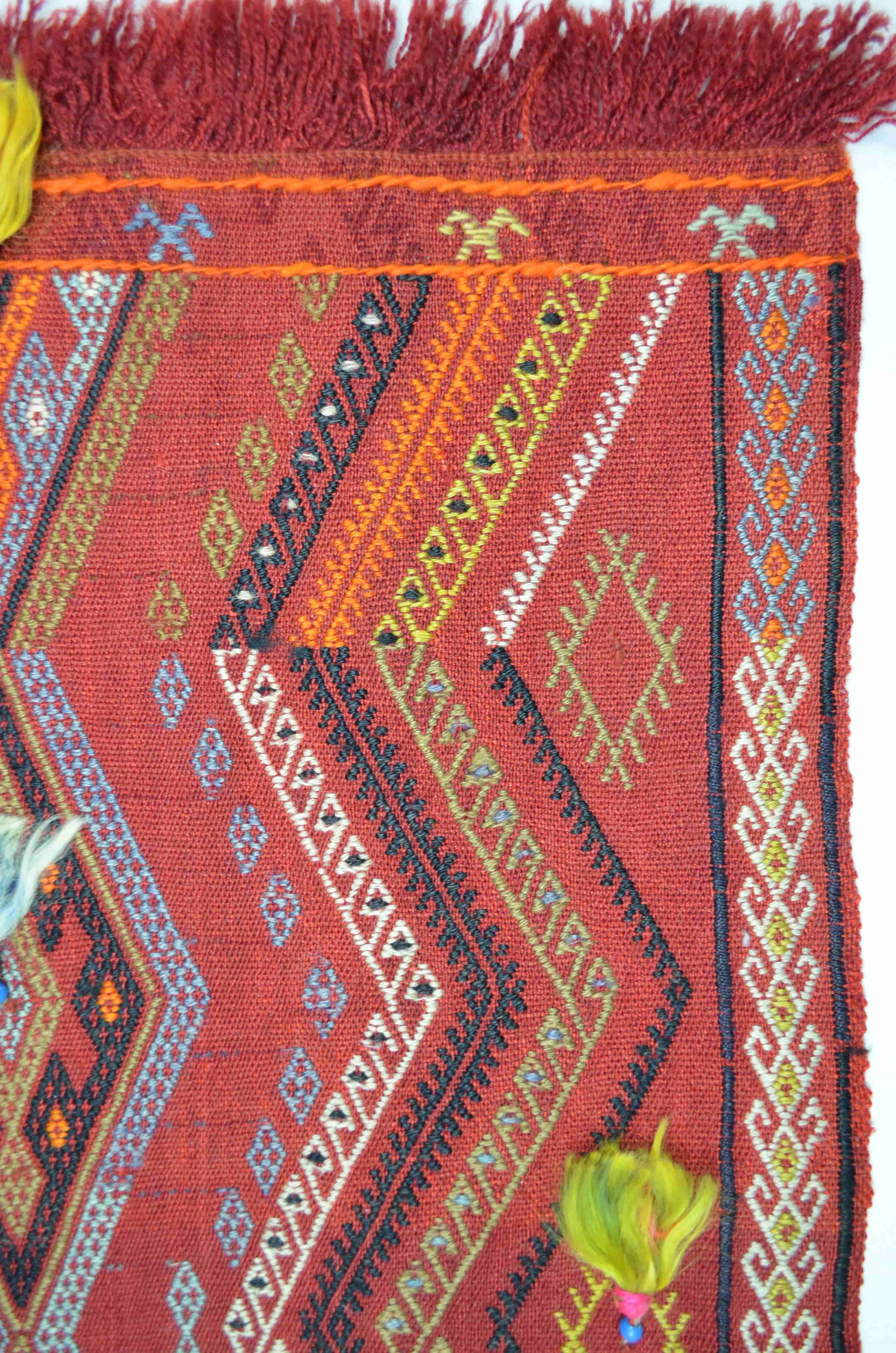 El Dokuma Boncuklu Kırmızı Renk Sivas Cicim Kilim 113x143 cm (1.62 m²)