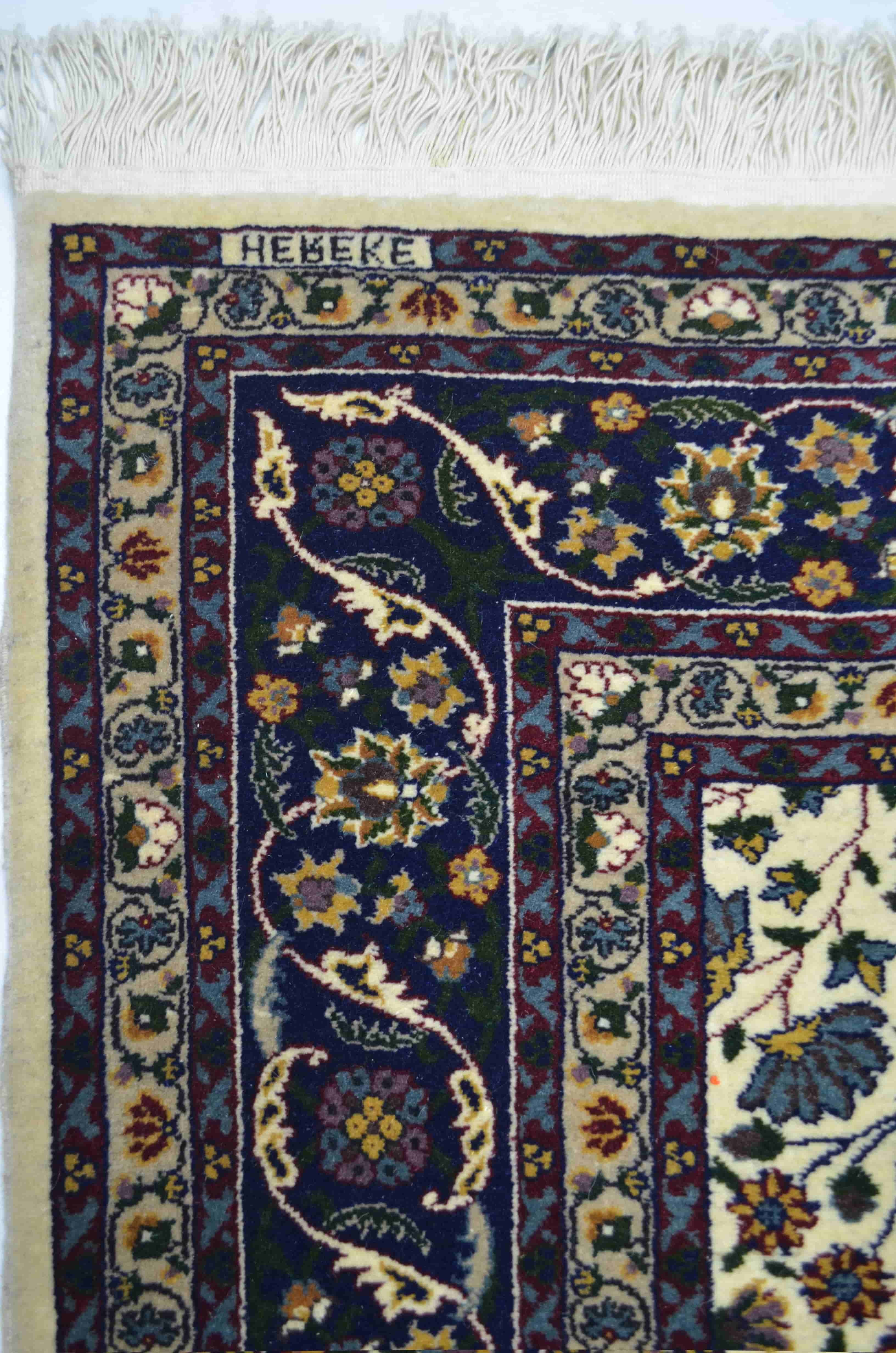 Yedi Dağın Çiçeği Desenli Krem Renk El Dokuma Hereke Halısı 140x195 cm (2.73 m²)