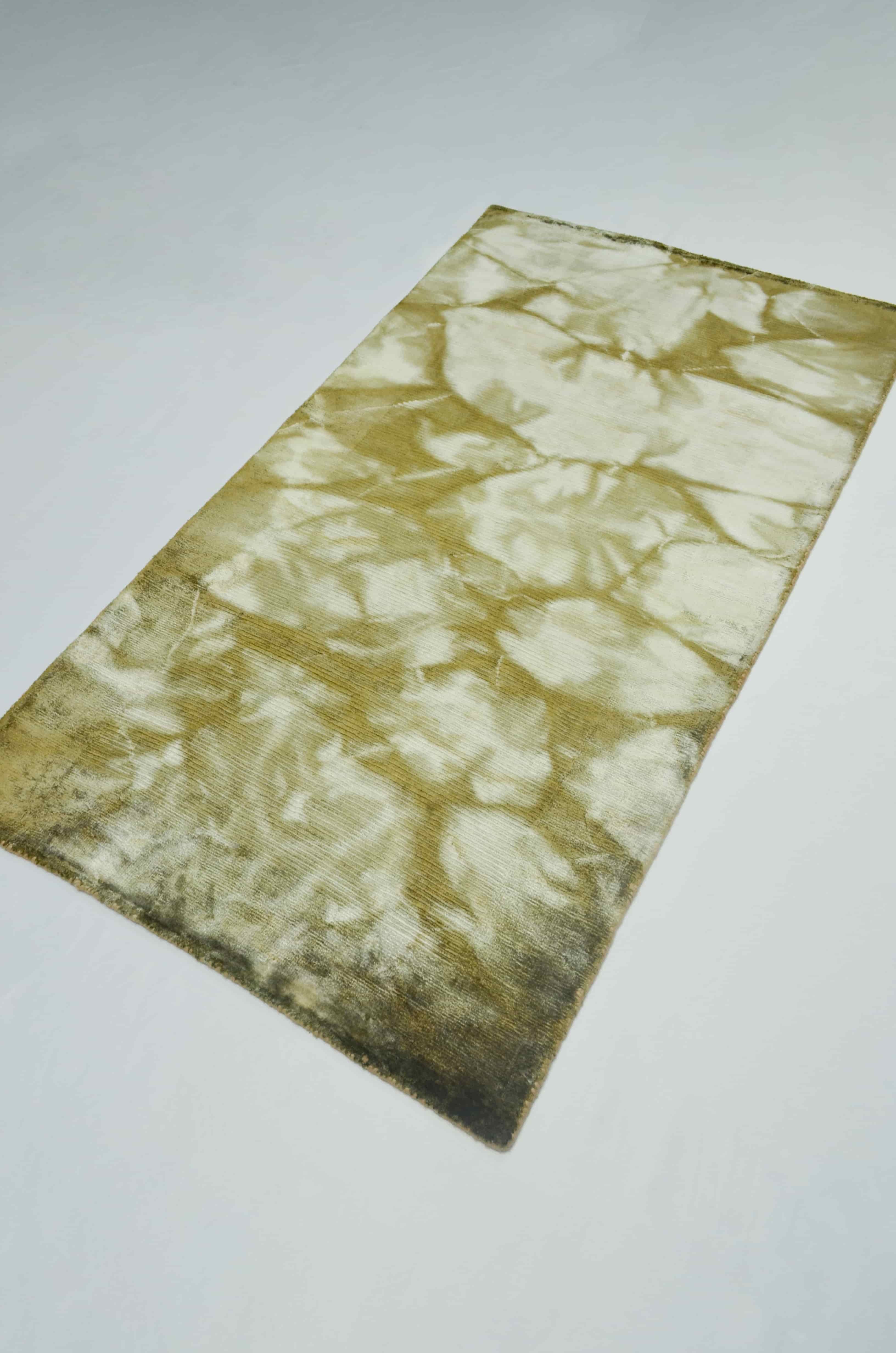 Nüans Haki Renk Ebruli Desenli Parlak Tuşeli El Dokuma Halı 80x150 cm (1.2 m²)