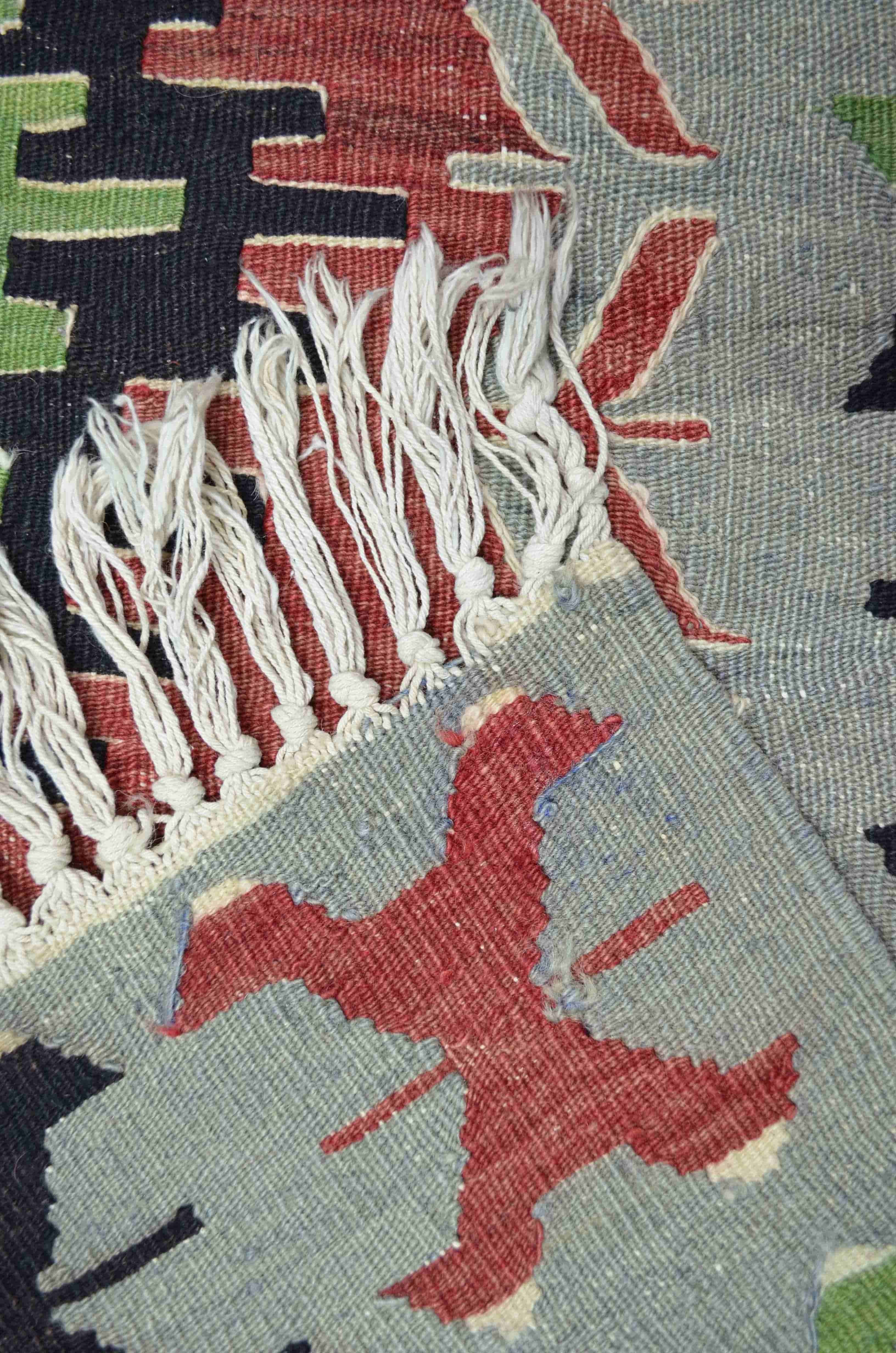 Yünden El Dokuma Gri, Kırmızı ve Yeşil Renk Uşak Kilim 91x112 cm (1.02 m²)