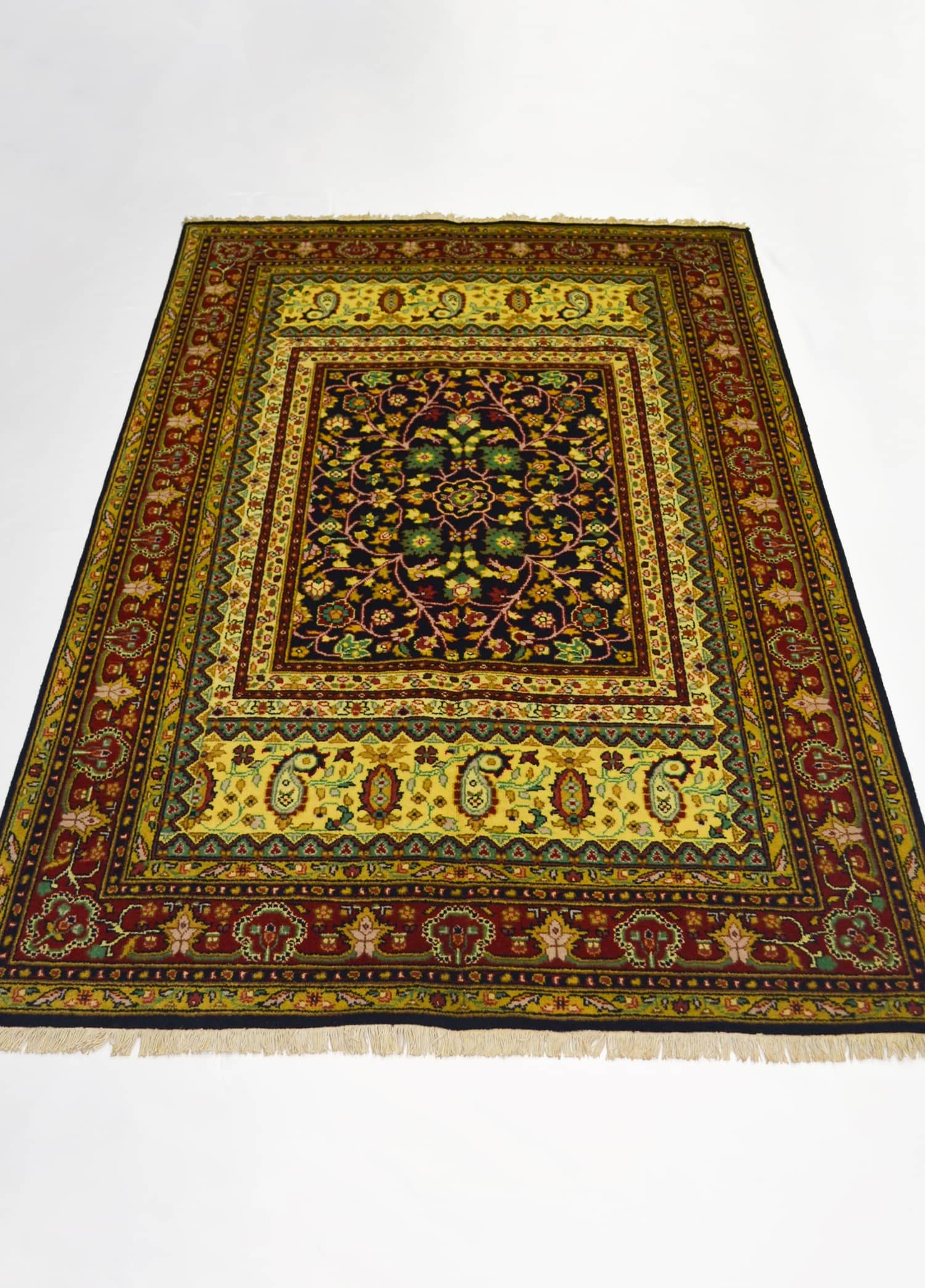 Yünden El Dokuma Uşak Halısı 124x182 cm (2.26 m²)