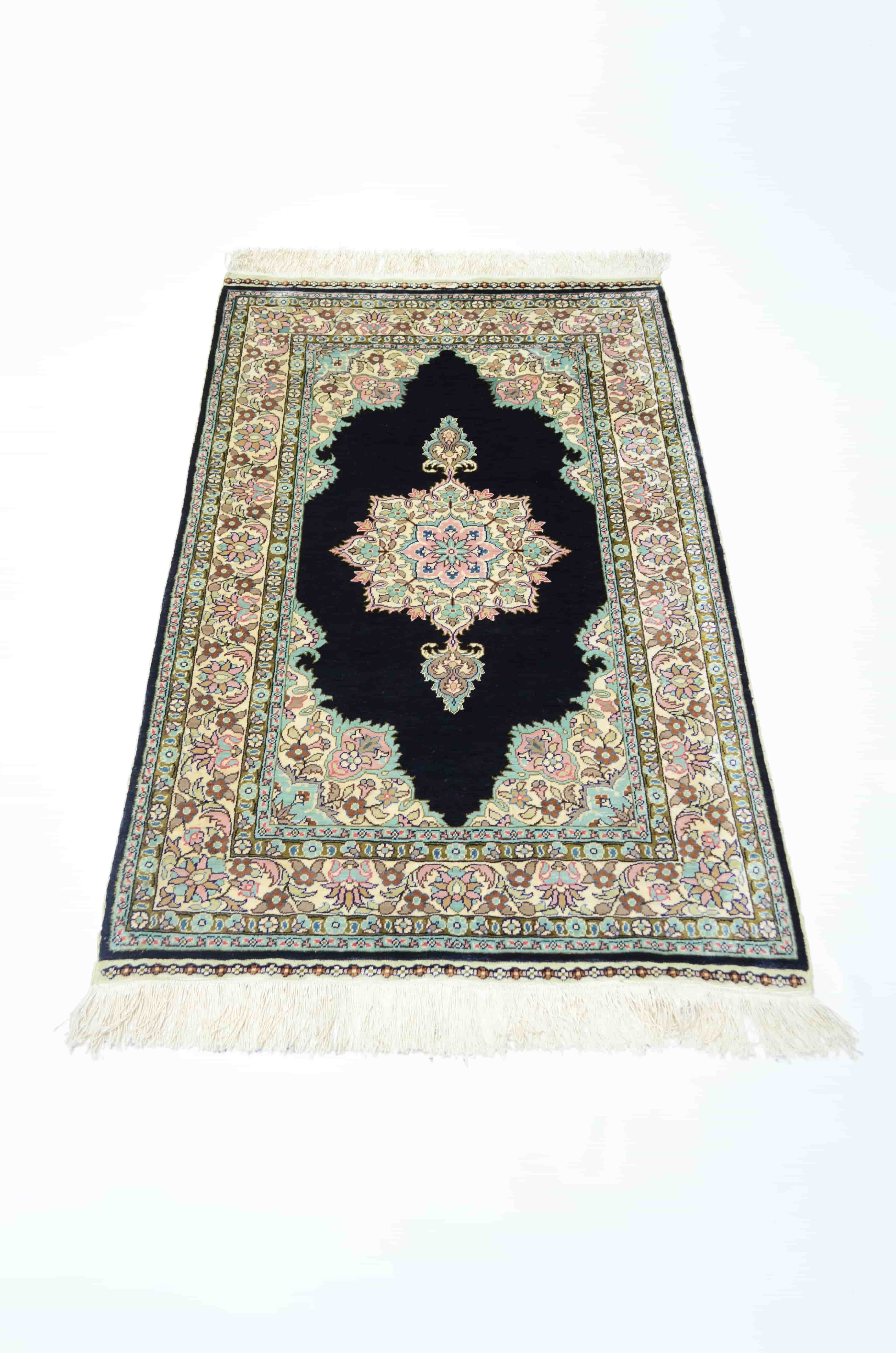 Saf İpekten El Dokuma Siyah Renk Madalyonlu Model Kayseri Halısı 68x104 cm (0.71 m²)