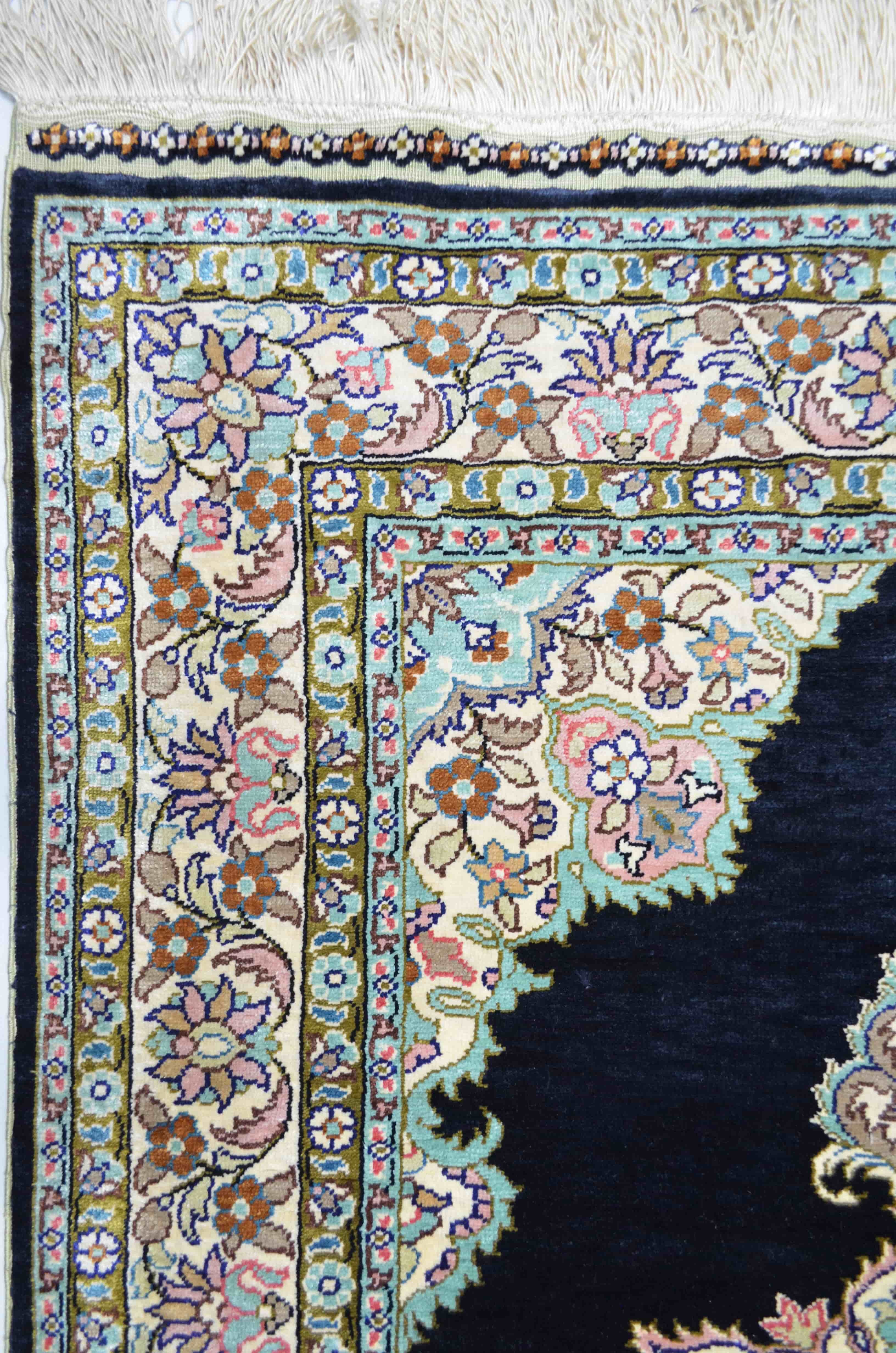 Saf İpekten El Dokuma Siyah Renk Madalyonlu Model Kayseri Halısı 68x104 cm (0.71 m²)