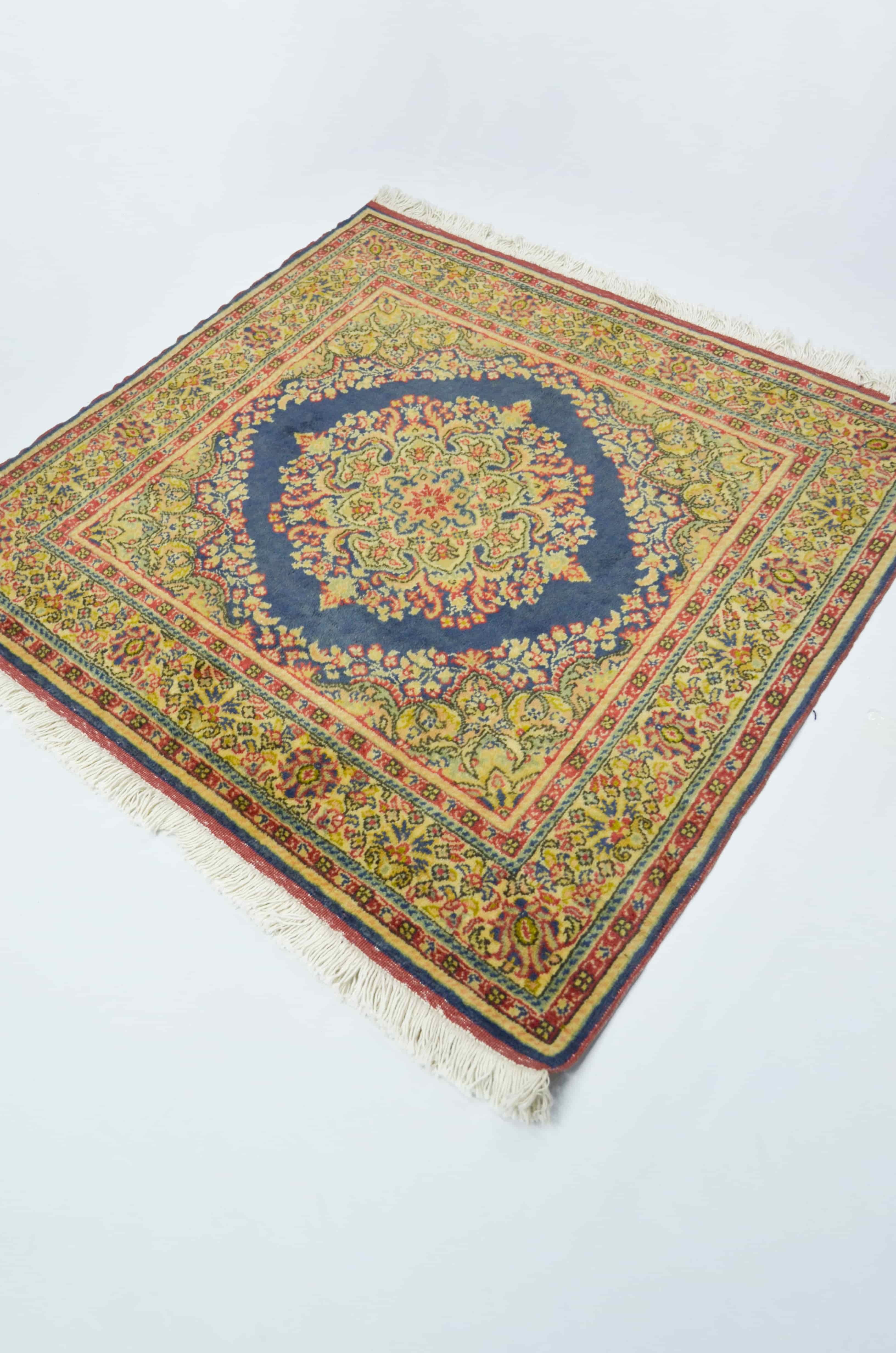 El Dokuma Lacivert ve Altın Renk Kayseri Bürüngüz Halısı 108x117 cm (1.26 m²)