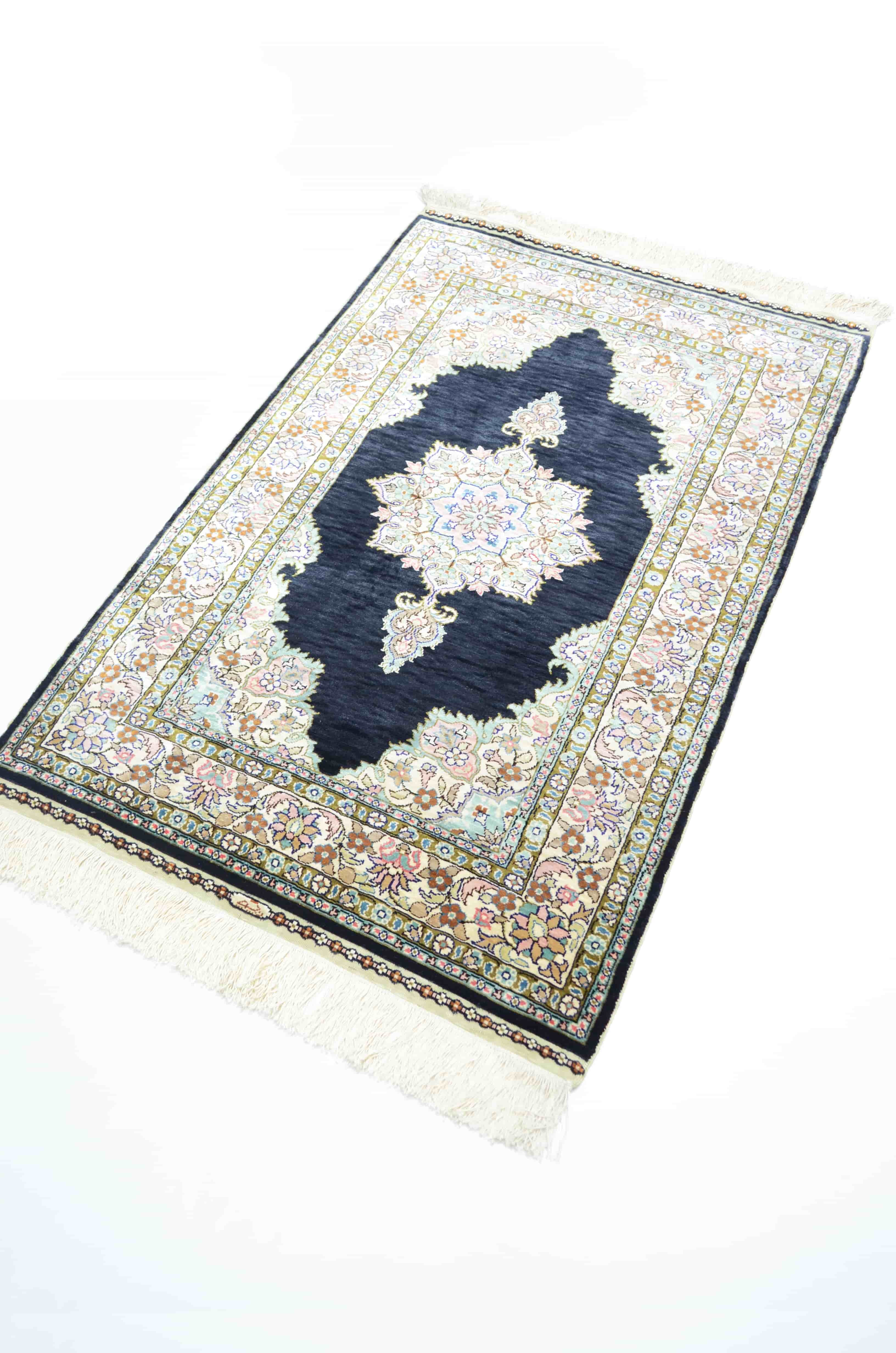 Saf İpekten El Dokuma Siyah Renk Madalyonlu Model Kayseri Halısı 68x104 cm (0.71 m²)
