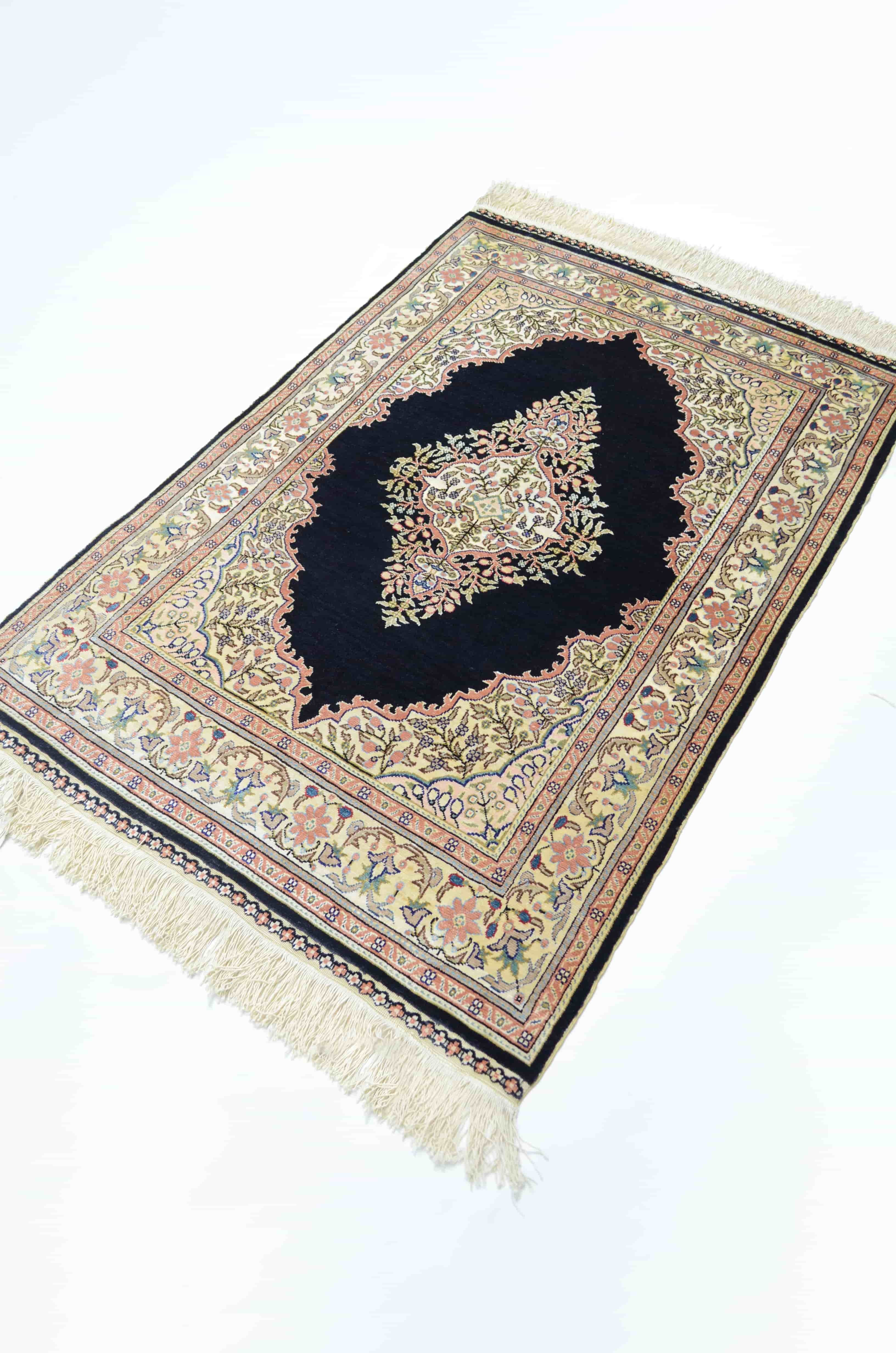 Saf İpekten El Dokuma Siyah Renk Madalyonlu Model Kayseri Halısı 76x111 cm (0.84 m²)