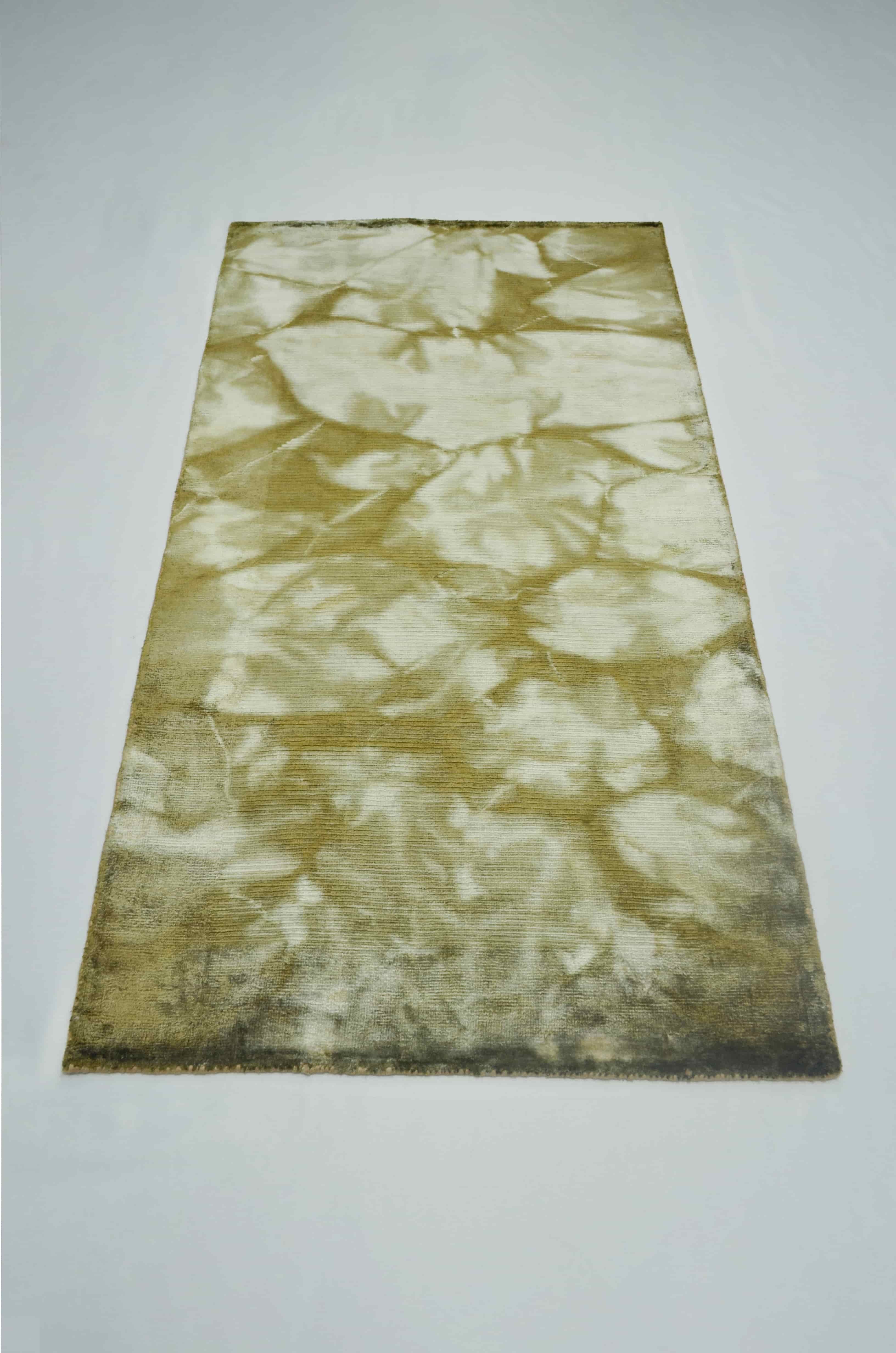 Nüans Haki Renk Ebruli Desenli Parlak Tuşeli El Dokuma Halı 80x150 cm (1.2 m²)