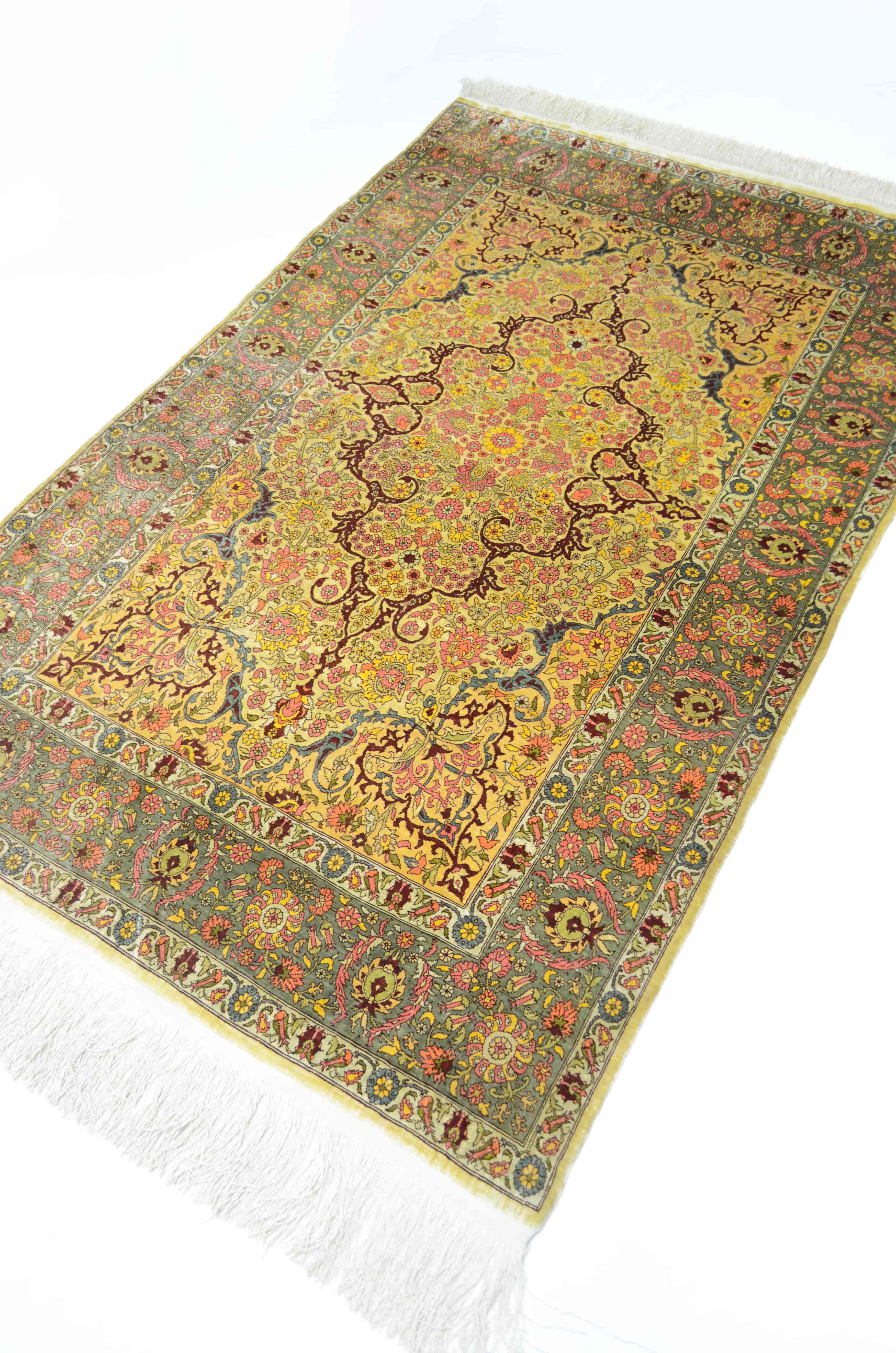 Saf İpekten El Dokuma Madalyon Motifli Hereke Halısı 106x164 cm (1.74 m²)