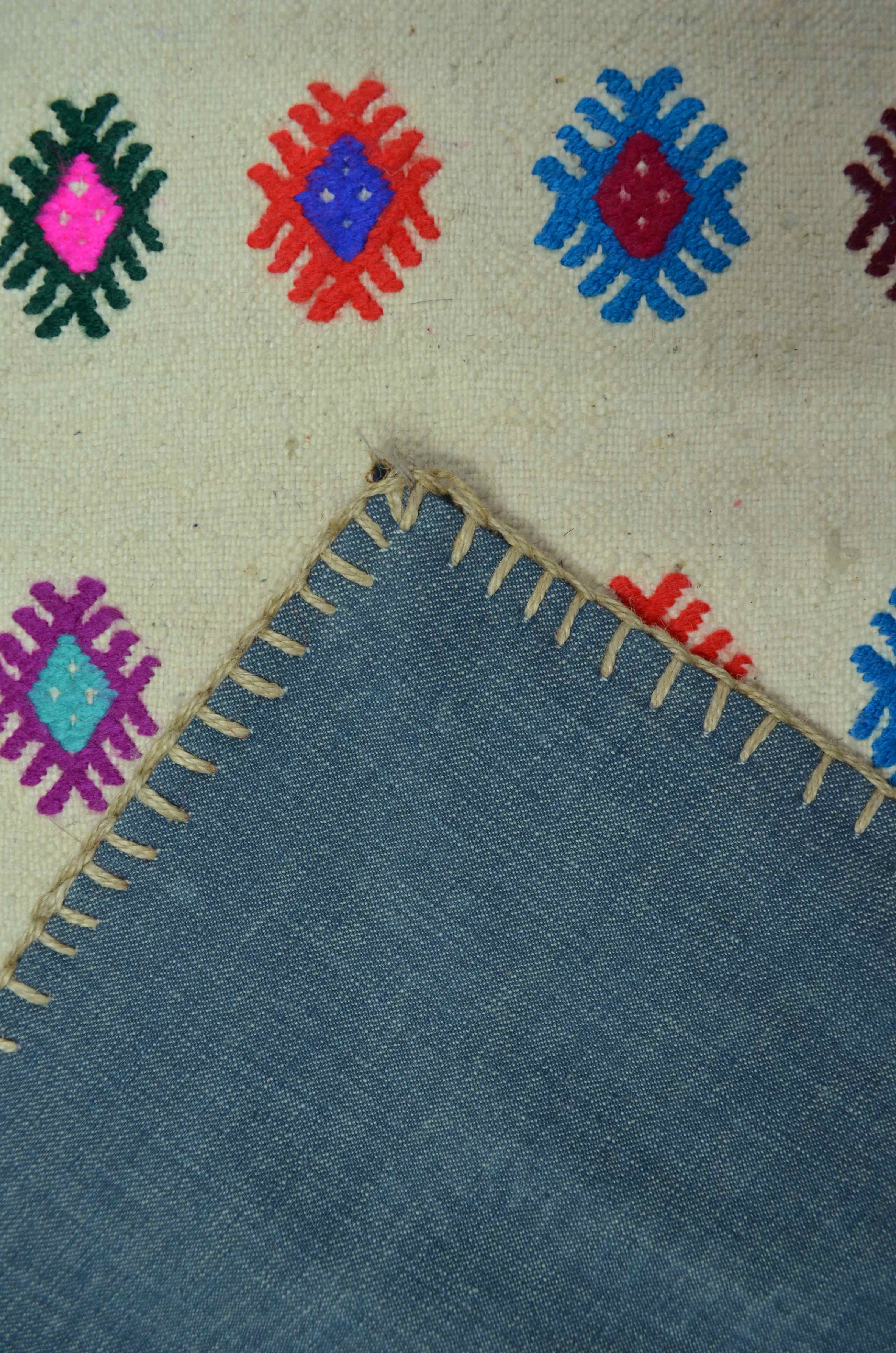 Patchwork El Dokuma Ekose Desenli ve Beyaz Renk Yün Kilim 85x105 cm (0.89 m²)