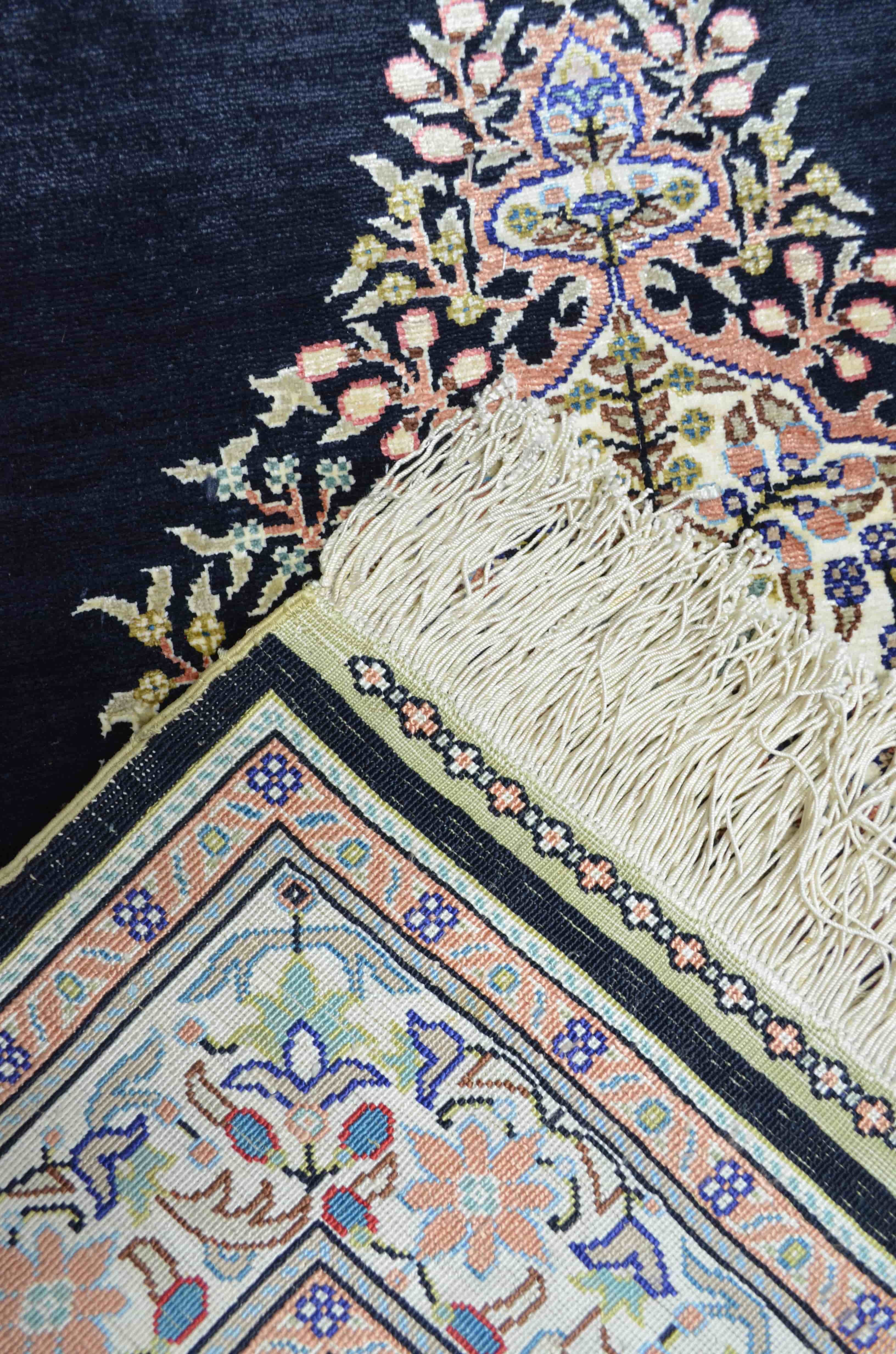 Saf İpekten El Dokuma Siyah Renk Madalyonlu Model Kayseri Halısı 76x111 cm (0.84 m²)