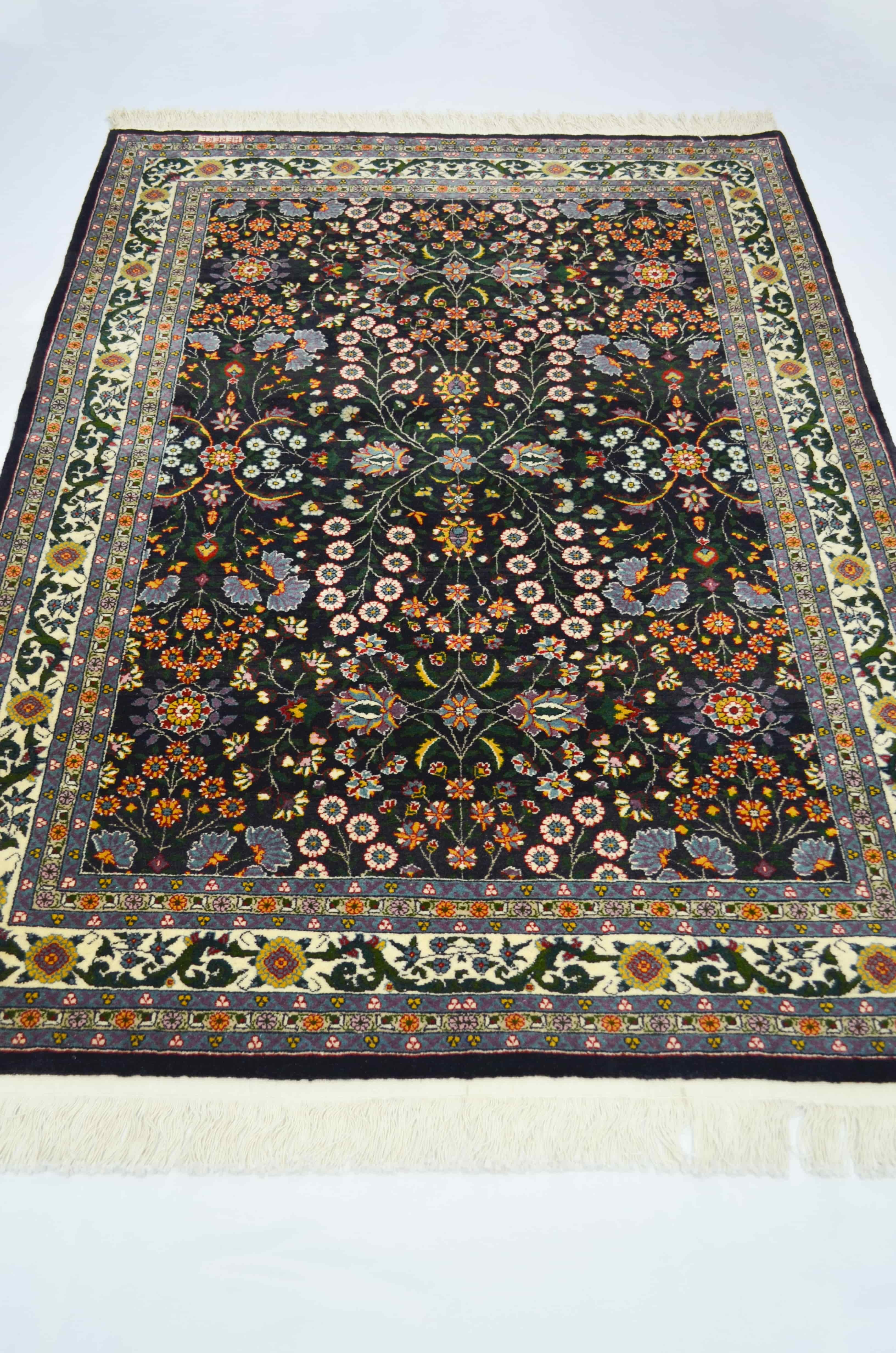 Yedi Dağın Çiçeği Desenli Siyah Renk Yünden El Dokuma Hereke Halısı 123x168 cm (2.07 m²)