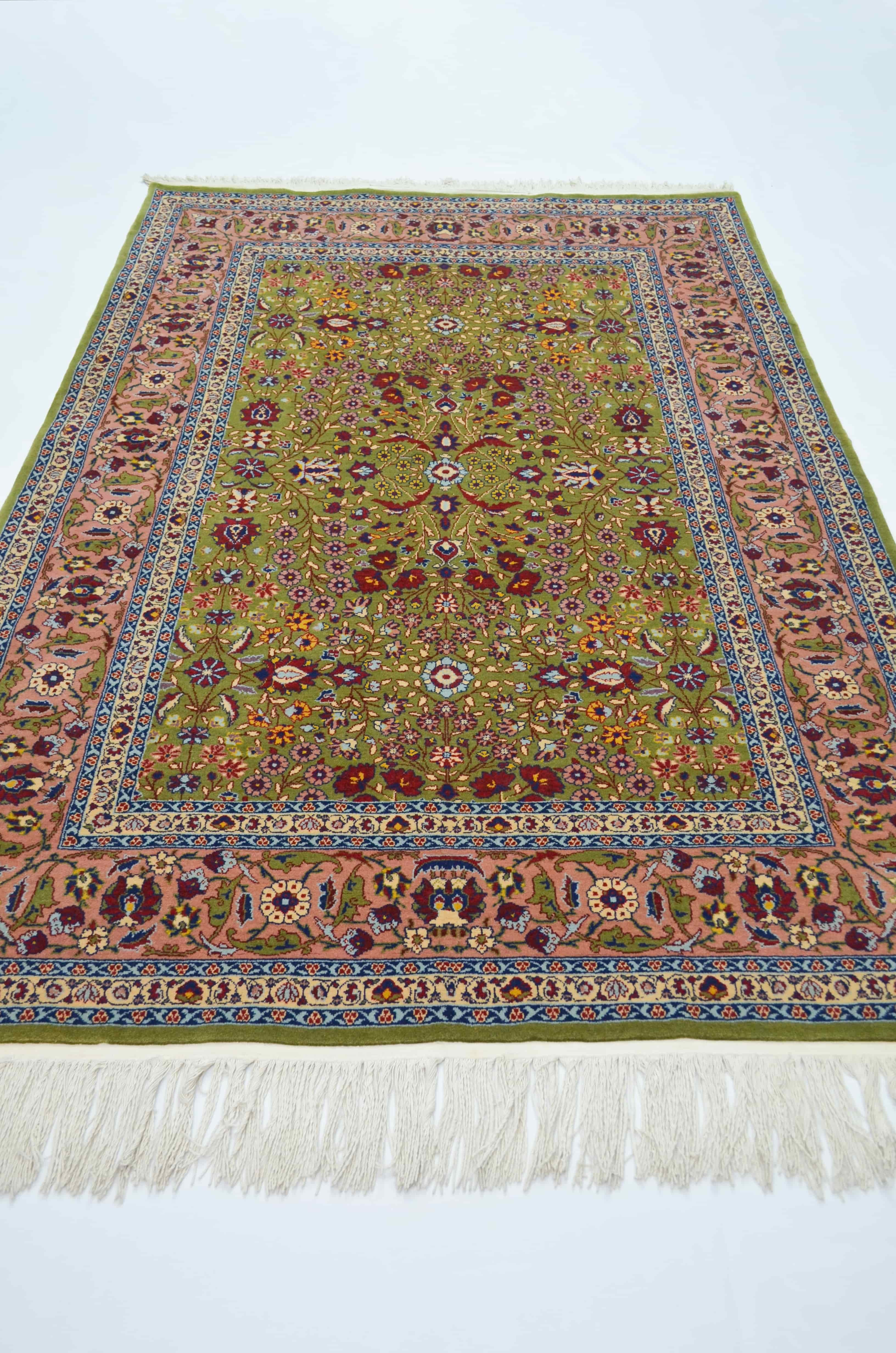 Yedi Dağın Çiçeği Desenli Pembe ve Yeşil Renk El Dokuma Hereke Halısı 138x204 cm (2.82 m²)