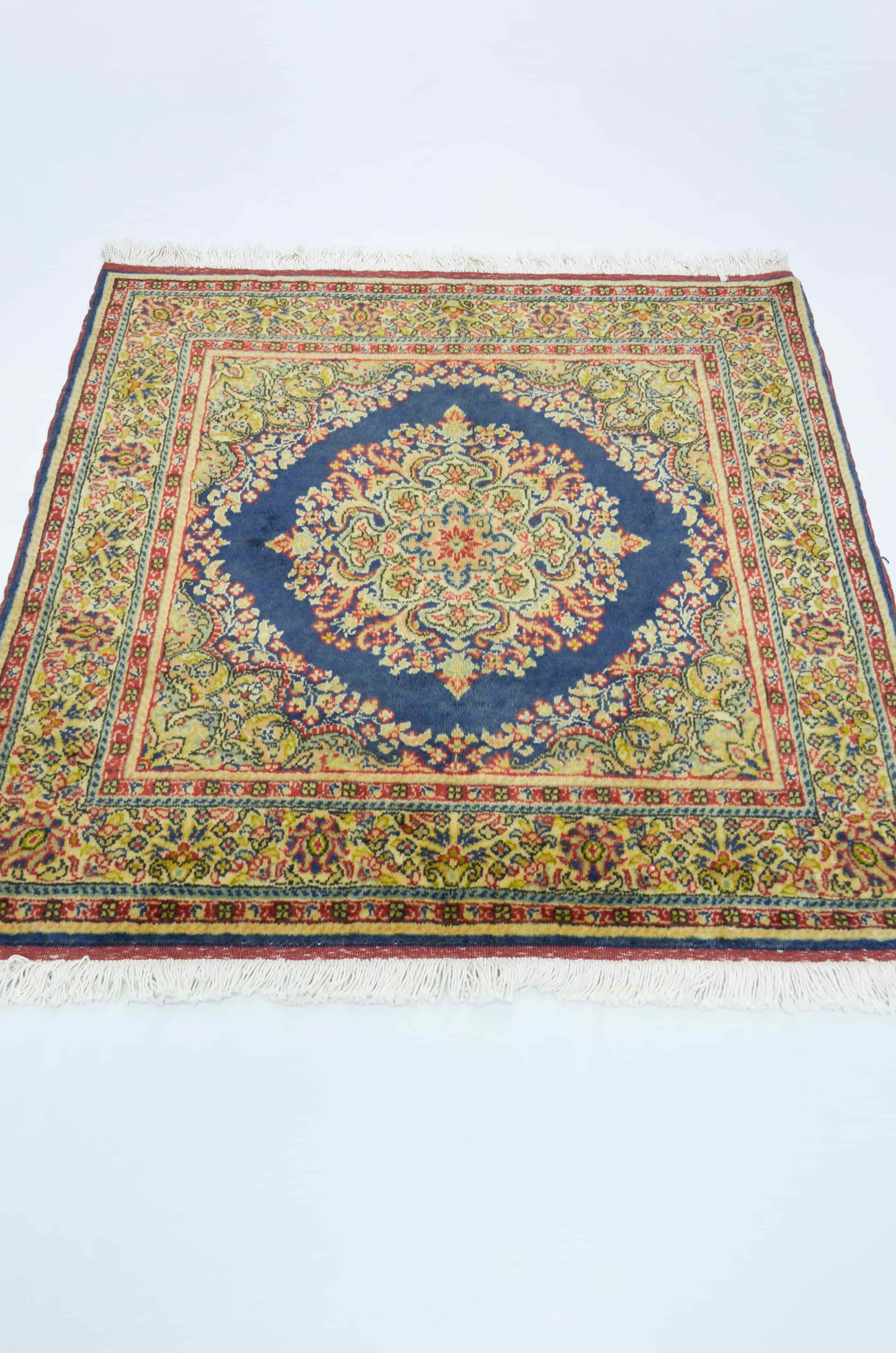 El Dokuma Lacivert ve Altın Renk Kayseri Bürüngüz Halısı 108x117 cm (1.26 m²)