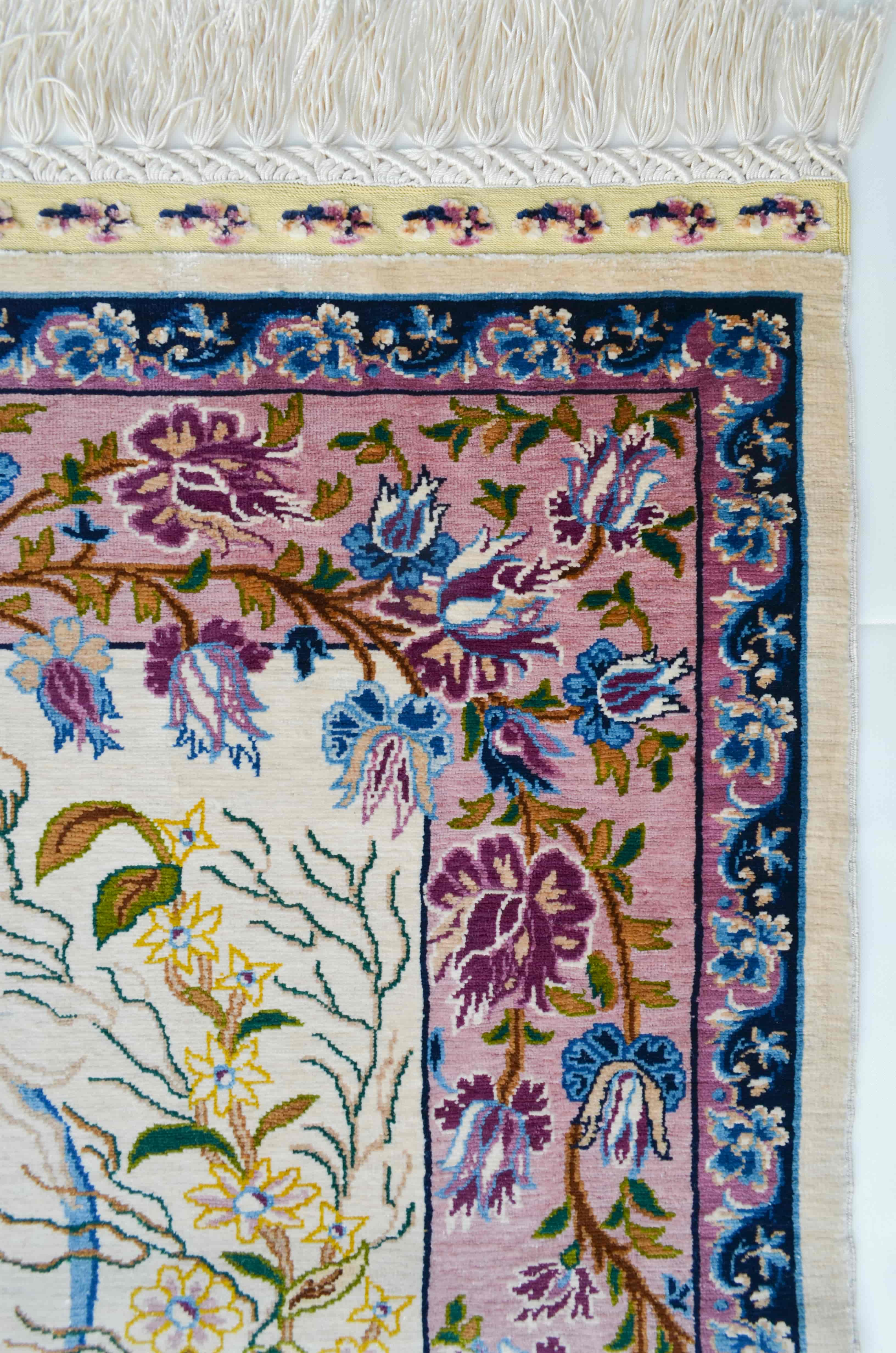 Dans Eden Kız Motifli Saf İpek El Dokuma Duvar Halısı (64x90 cm)