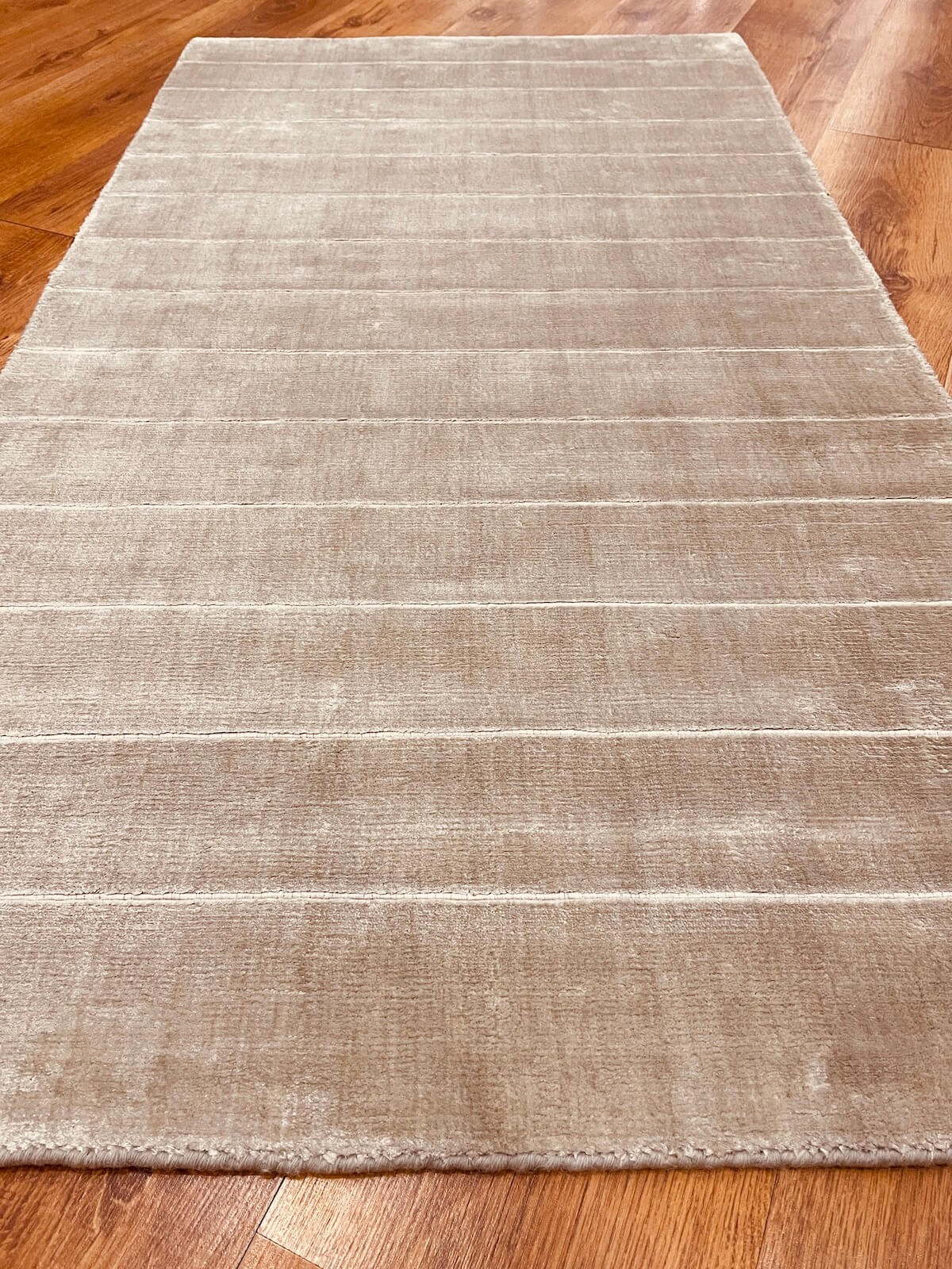 Nüans Gümüş Renk İpek Görünümlü Viskoz Modern El Dokuma Halı 80x150 cm (1.2 m²)