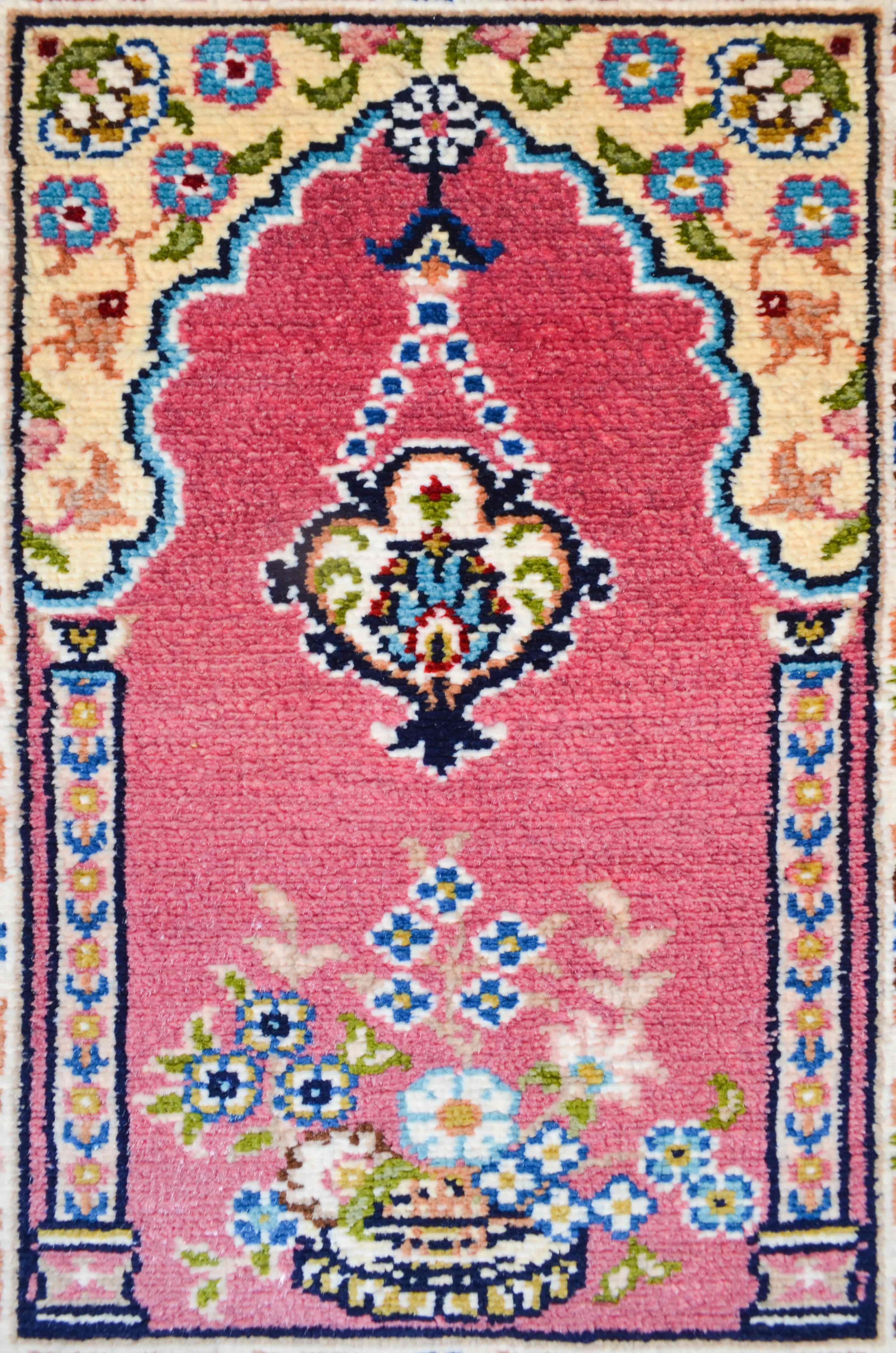 Üç Mihrap Paftalı Saf İpek El Dokuma Duvar Halısı (36x50 cm)