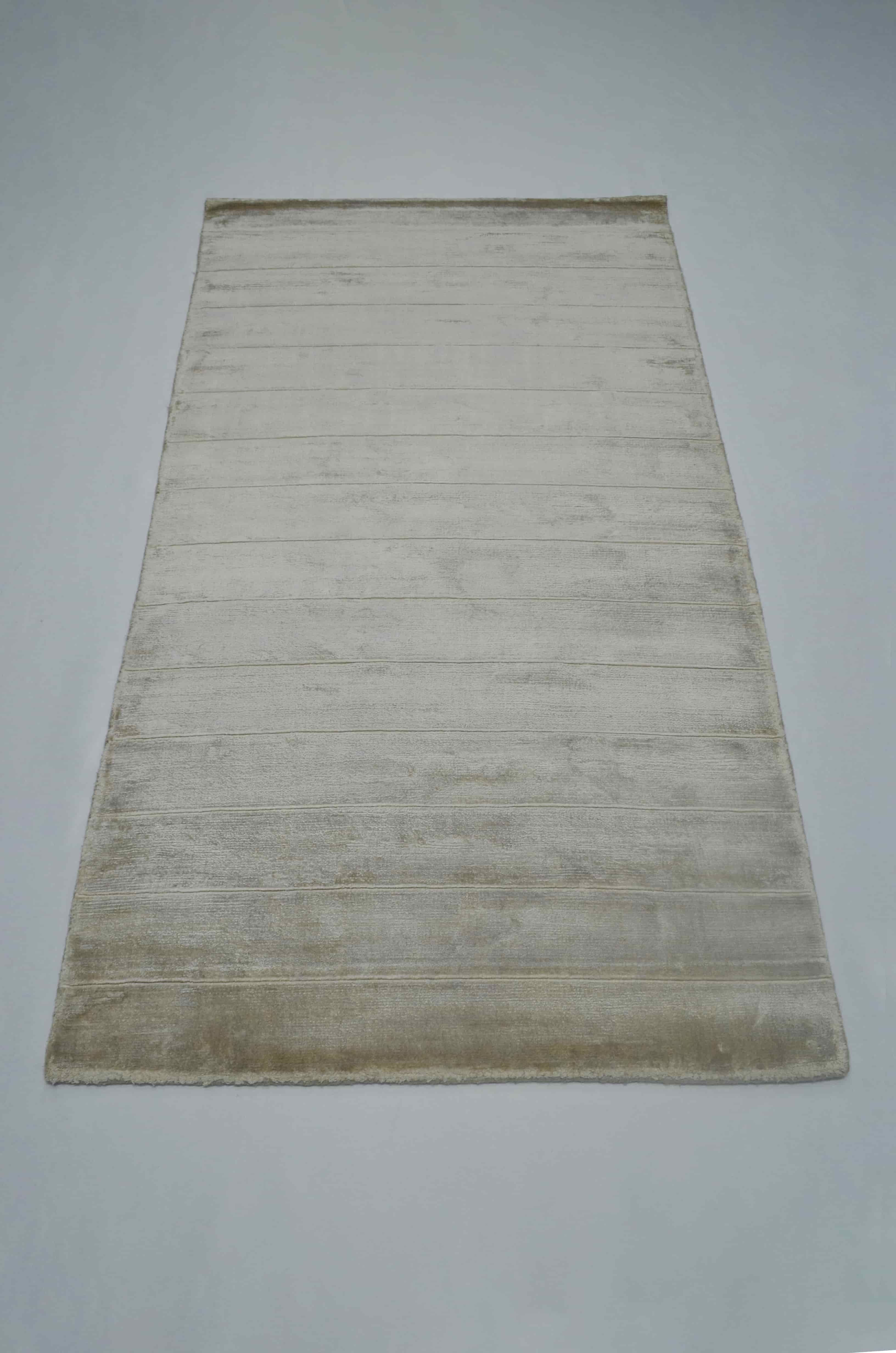 Nüans Gümüş Renk İpek Görünümlü Viskoz Modern El Dokuma Halı 80x150 cm (1.2 m²)