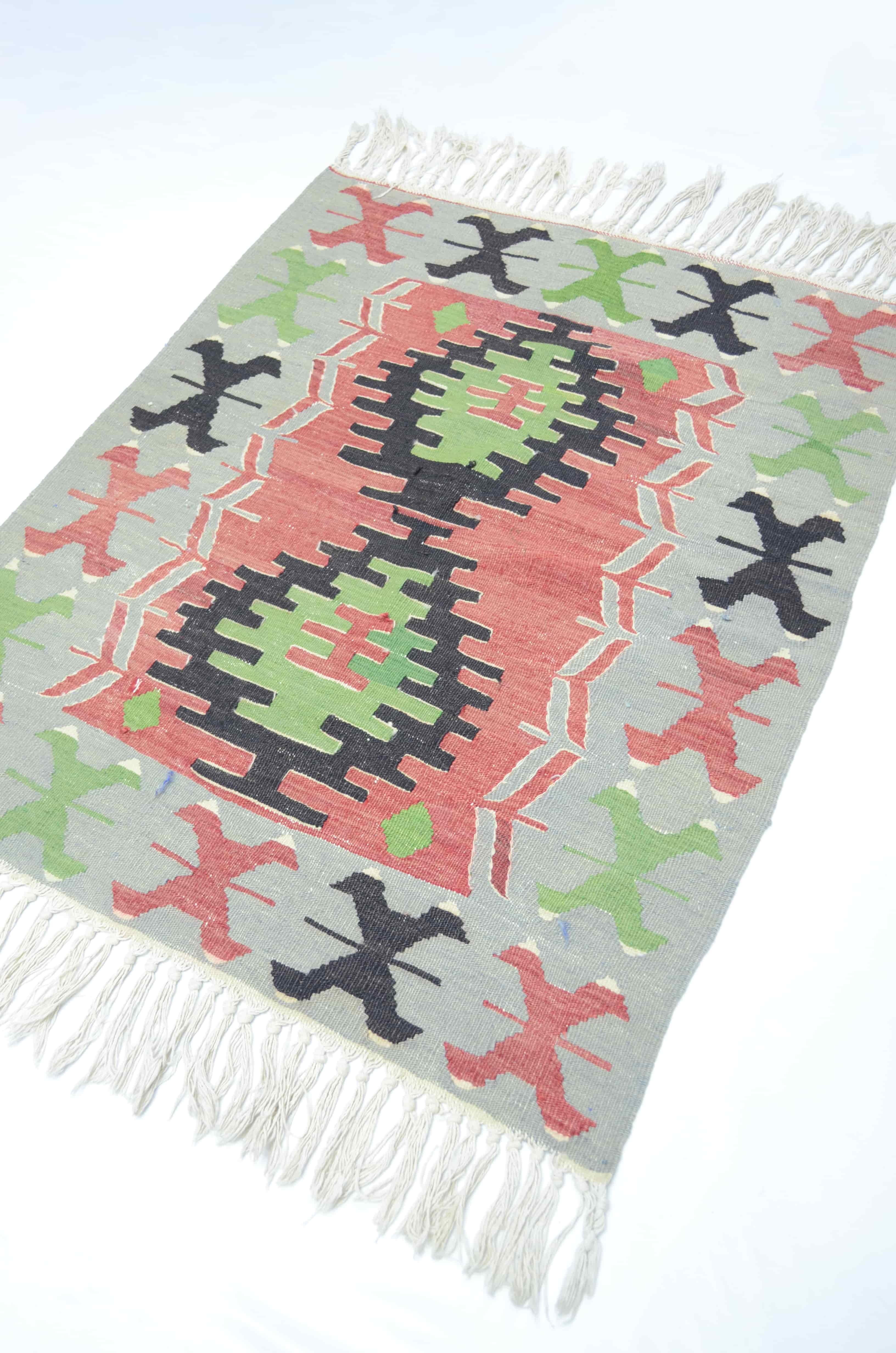 Yünden El Dokuma Gri, Kırmızı ve Yeşil Renk Uşak Kilim 91x112 cm (1.02 m²)
