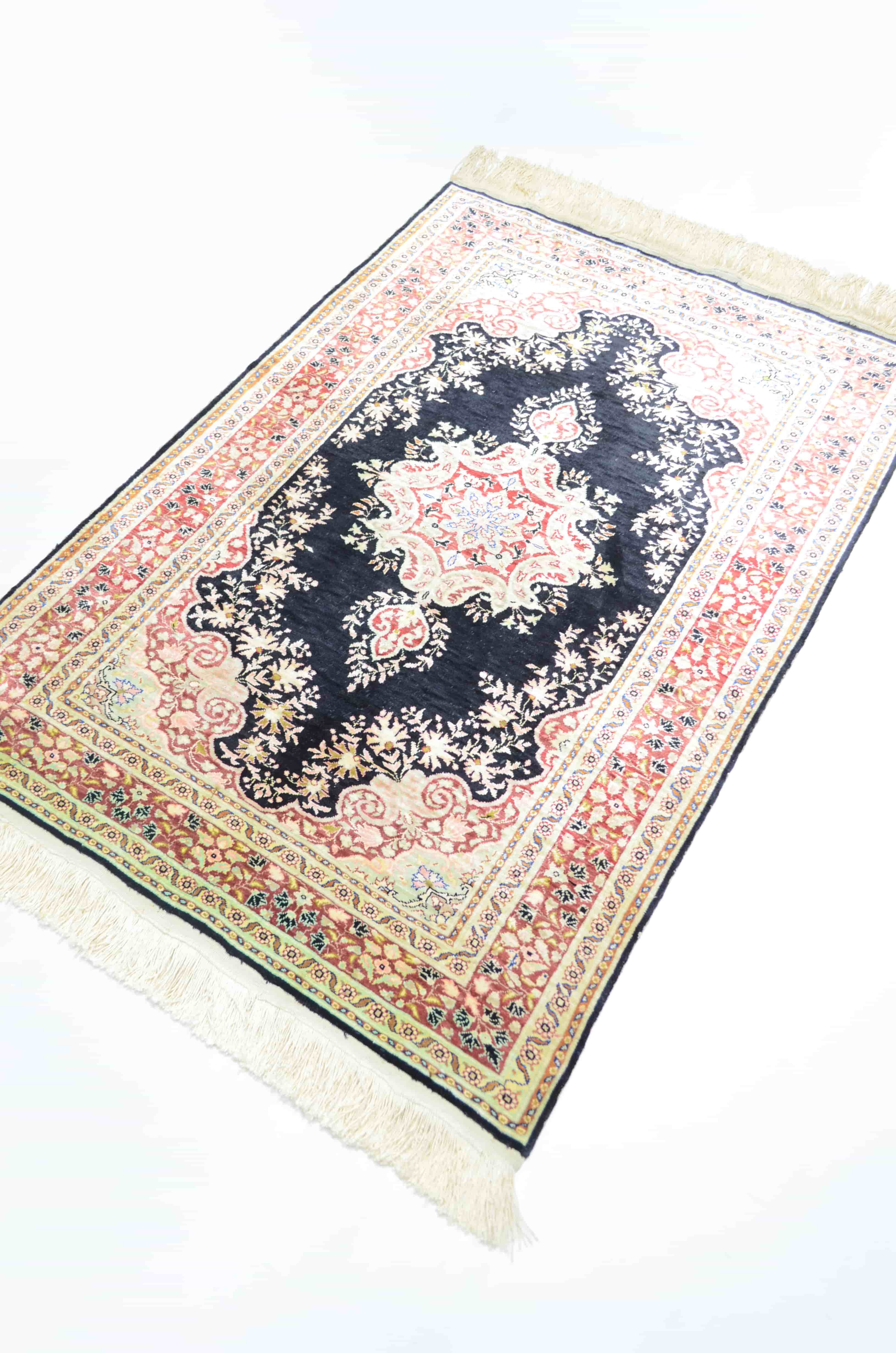 Saf İpekten El Dokuma Madalyonlu Model Kayseri Halısı 80x116 cm (0.93 m²)