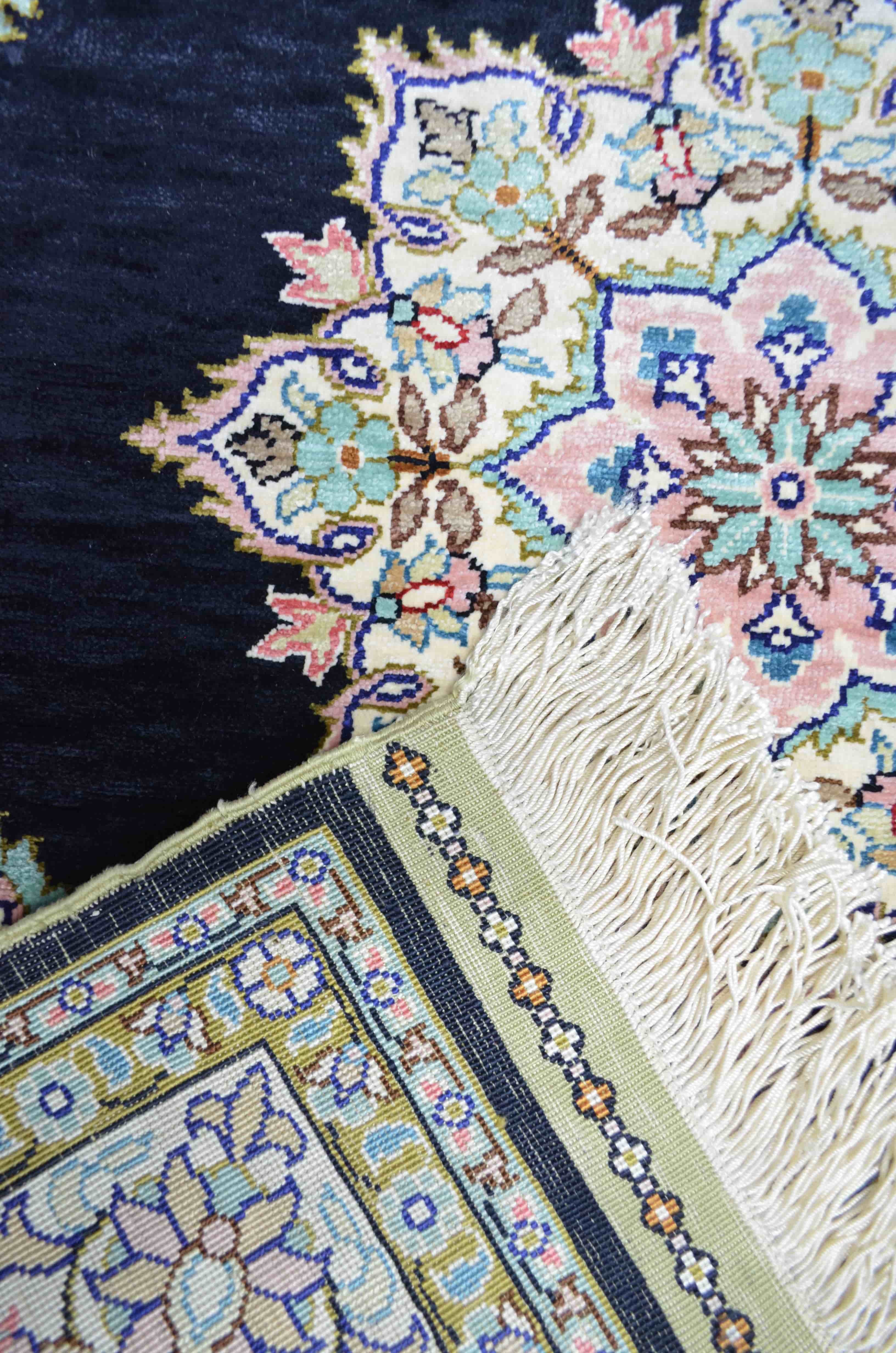 Saf İpekten El Dokuma Siyah Renk Madalyonlu Model Kayseri Halısı 68x104 cm (0.71 m²)