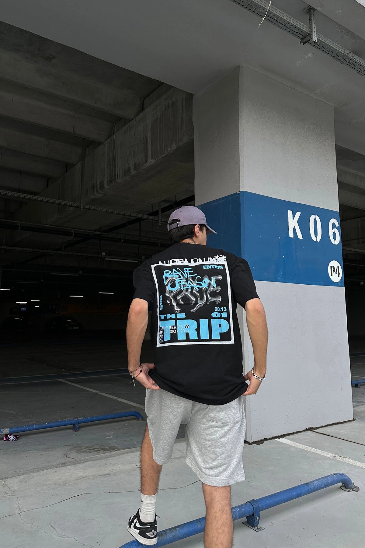 Sırt Trip Baskılı Oversize Siyah T-Shirt