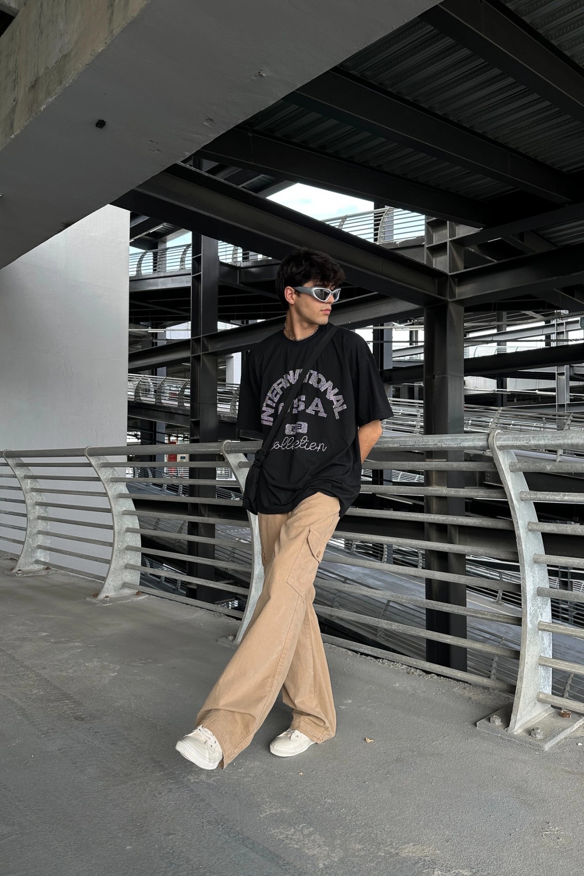Taş Baskılı Siyah Oversize T-Shirt