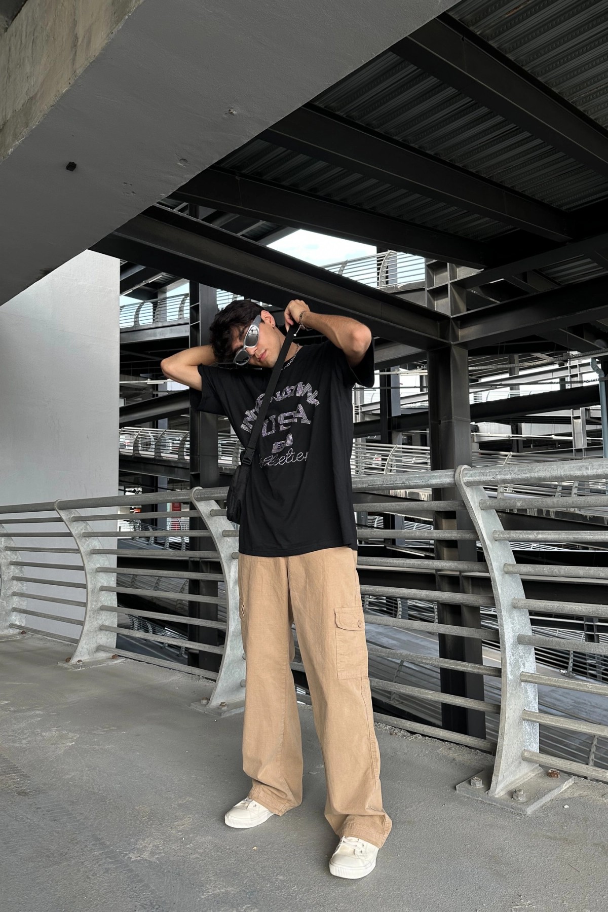 Taş Baskılı Siyah Oversize T-Shirt