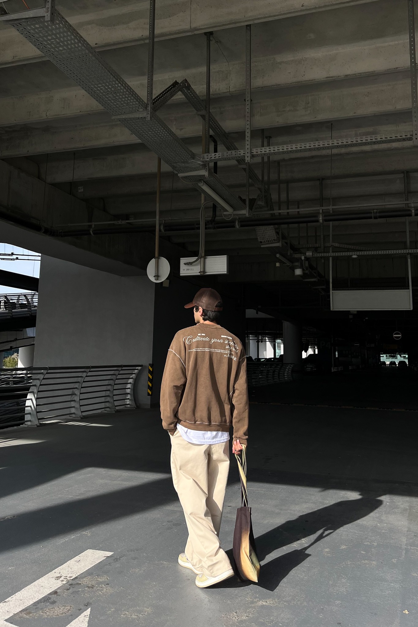 Yıkamalı Cultivate Sırt Baskılı Kahve Sweatshirt