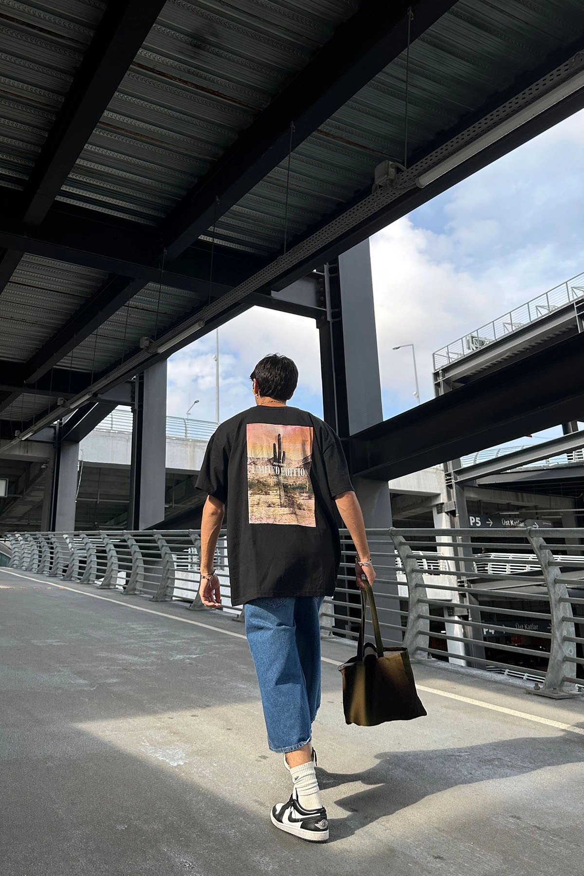 Limited Edition Sırt Baskılı Oversize Siyah T-Shirt