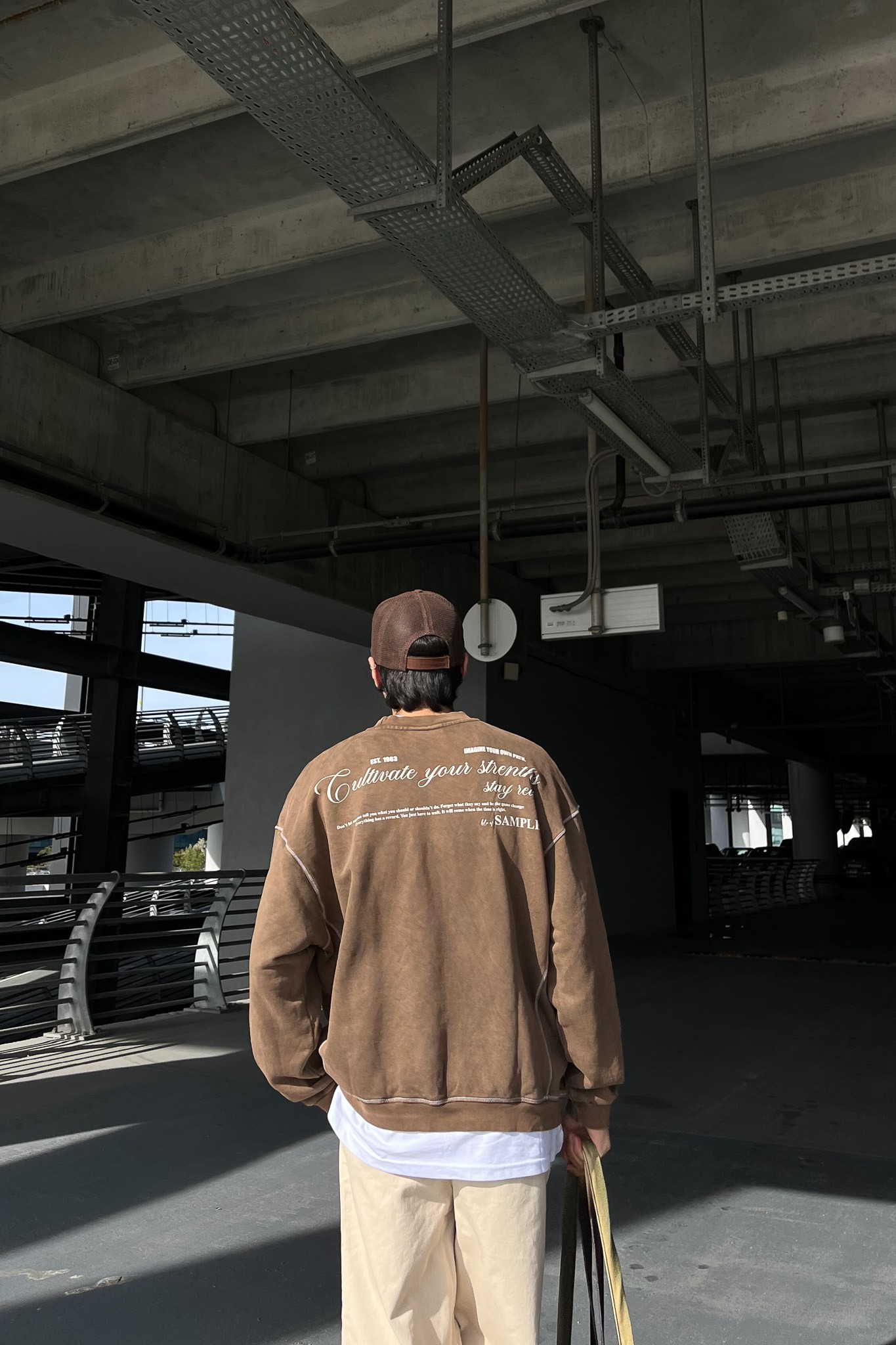 Yıkamalı Cultivate Sırt Baskılı Kahve Sweatshirt