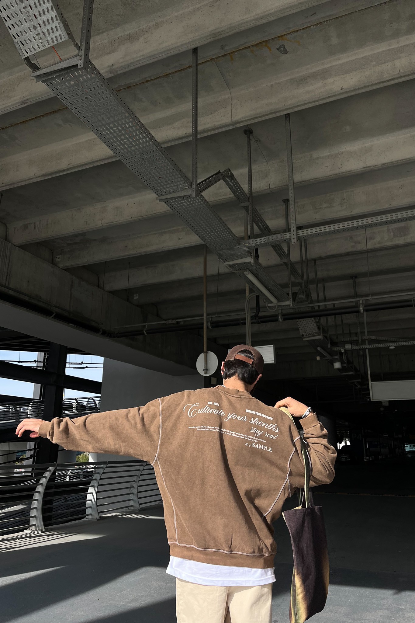Yıkamalı Cultivate Sırt Baskılı Kahve Sweatshirt