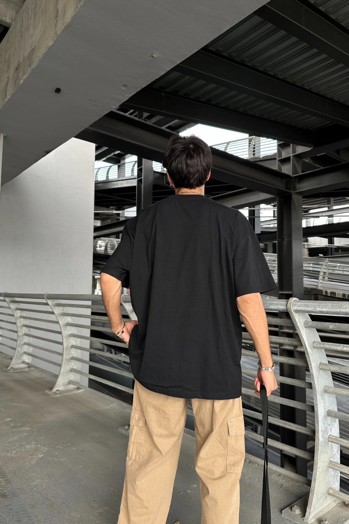 Taş Baskılı Siyah Oversize T-Shirt