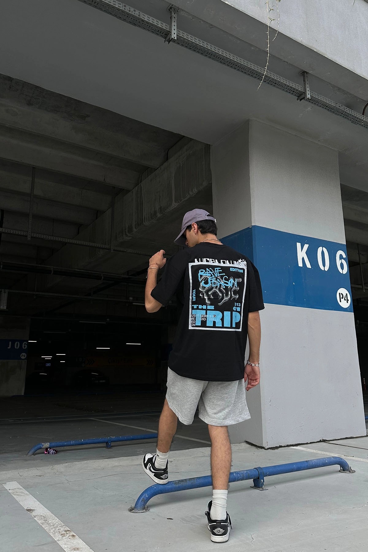 Sırt Trip Baskılı Oversize Siyah T-Shirt