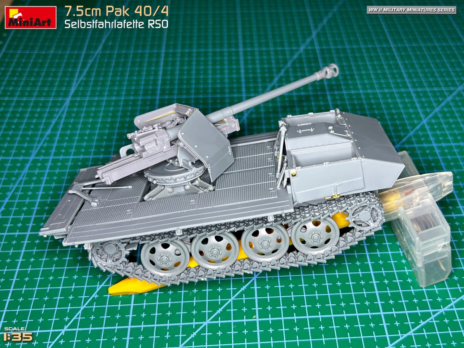 MiniArt 35483 1:35 Pak 40/4. Selbstfahrlafette RSO Maketi